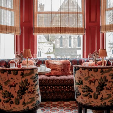 um restaurante com mesas e cadeiras