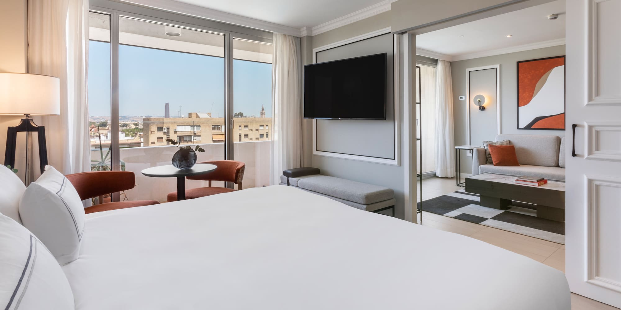 ein Balkon mit Blick auf Stadt und Gebäude