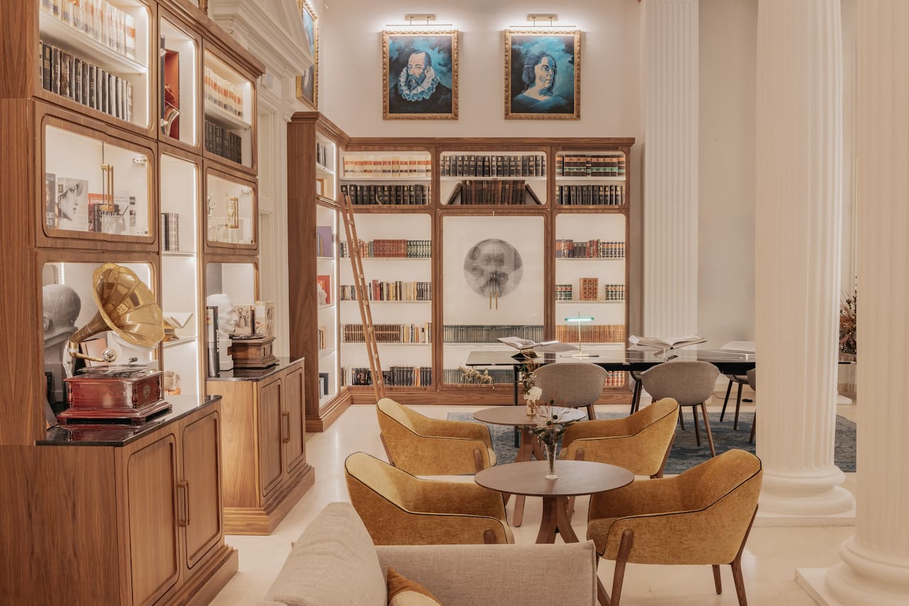 Biblioteca del hotel Casa de las Artes, en Madrid