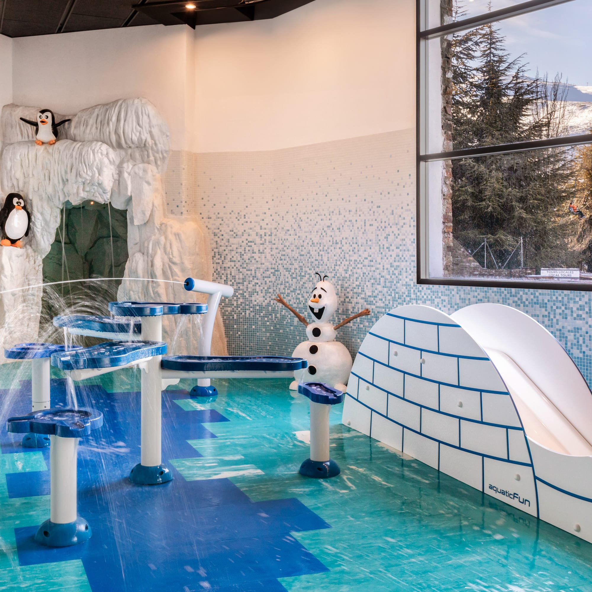 Indoor arctic splash pad: Olaf, penguins, water sprays, igloo slide.