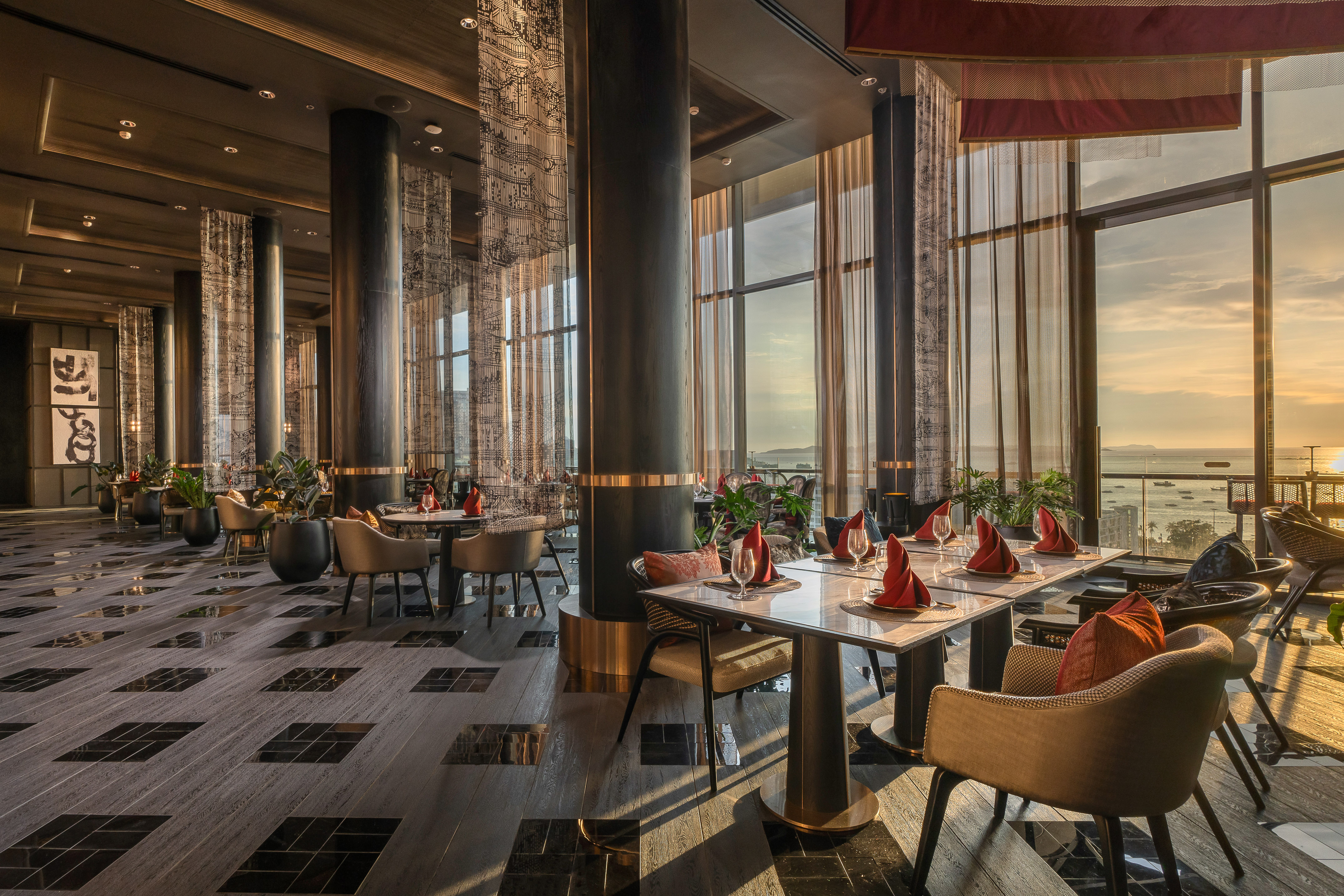 Luxury ocean view restaurant interior with modern design, set tables, and sunset. - Nhà hàng Trung Quốc Yítong & Sky Bar, Ẩm thực Trung Hoa - Meliá Pattaya Hotel, Pattaya