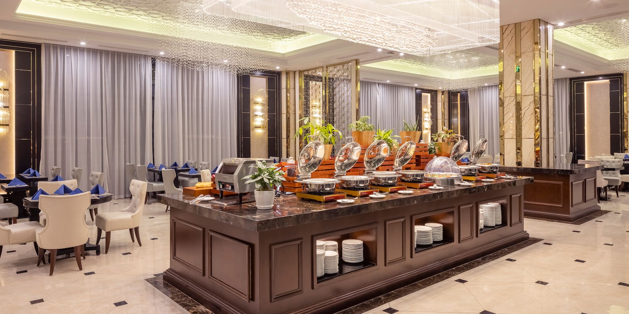 uma mesa de buffet com comida nela