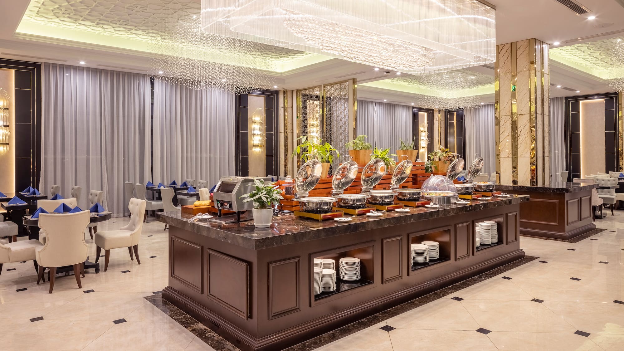 uma mesa de buffet com comida nela