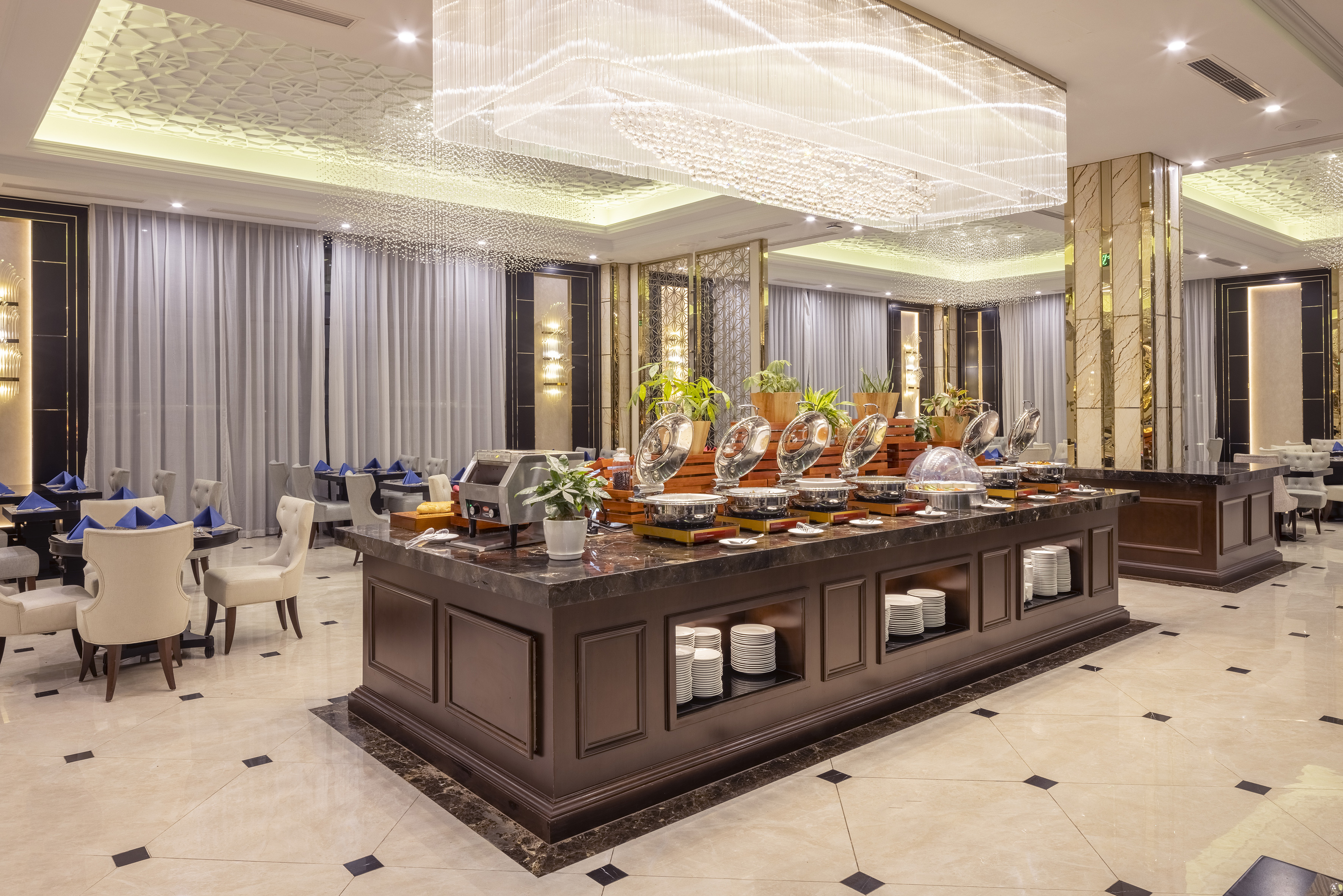 một bàn buffet có bày biện đồ ăn