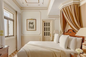 سرير مع ستارة فوقه