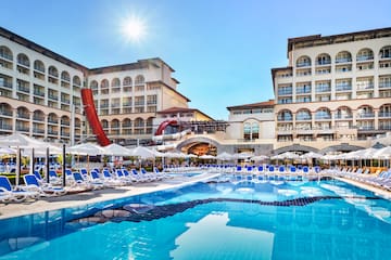 une piscine avec toboggan et transats