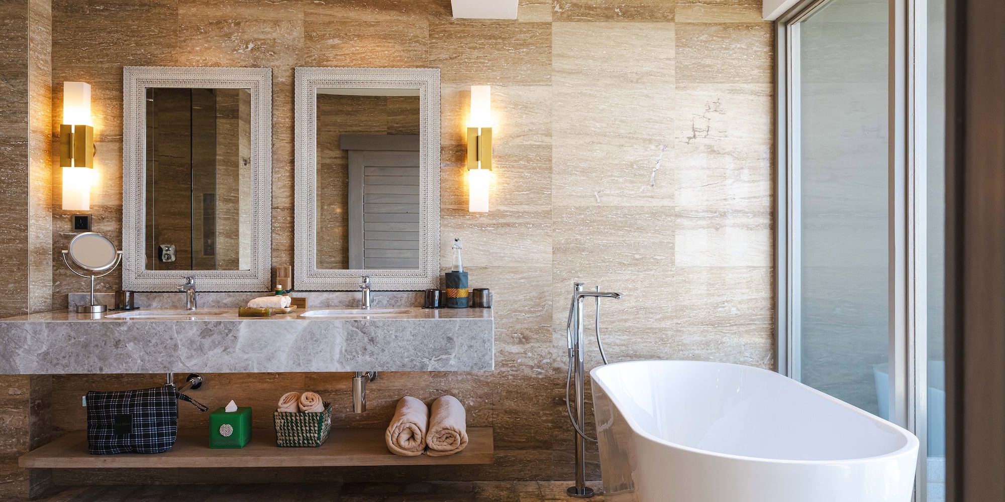 un bagno con vasca e lavandino