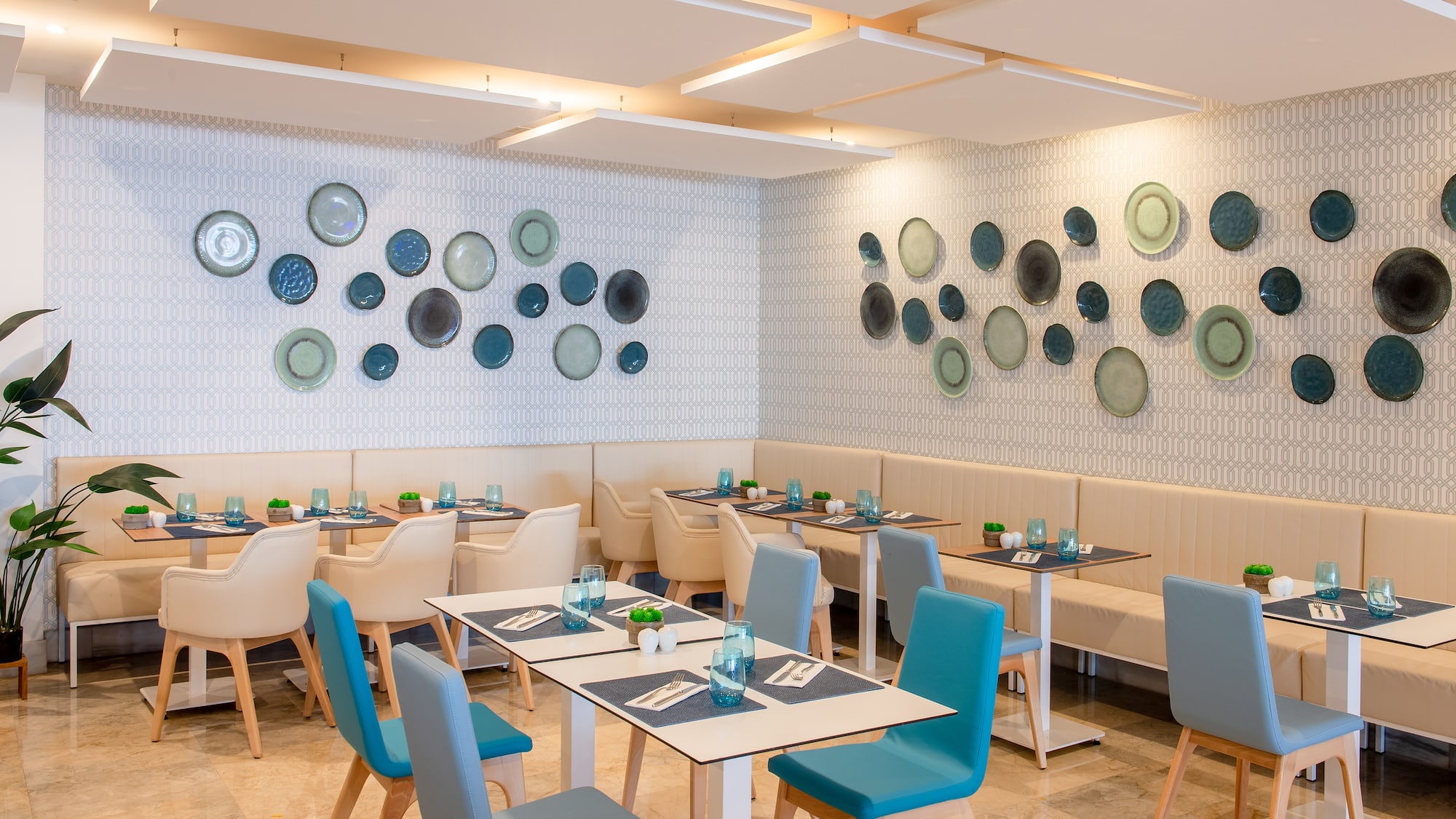 um restaurante com mesas e cadeiras