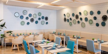 ein Restaurant mit Tischen und Stühlen am Strand