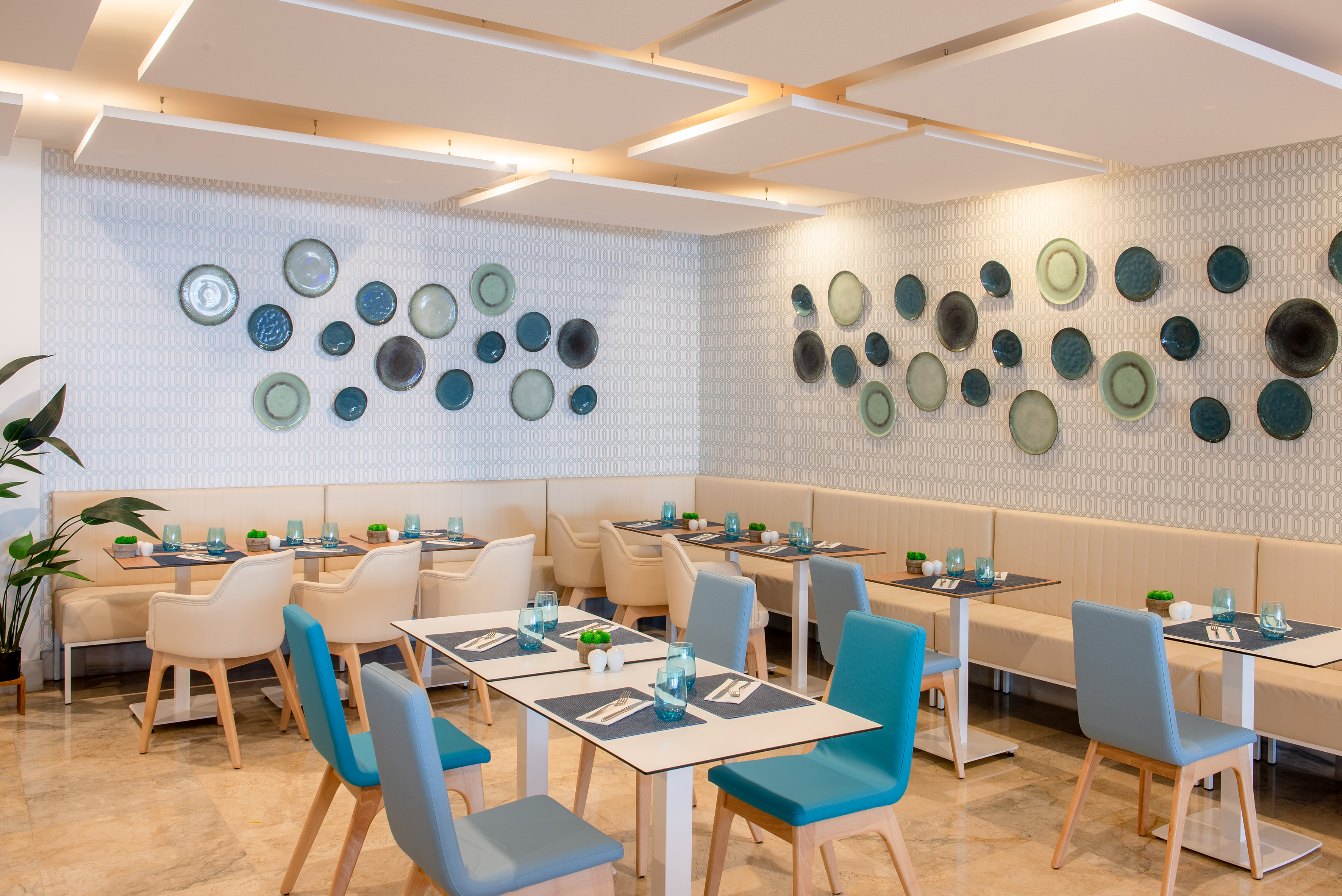 um restaurante com mesas e cadeiras