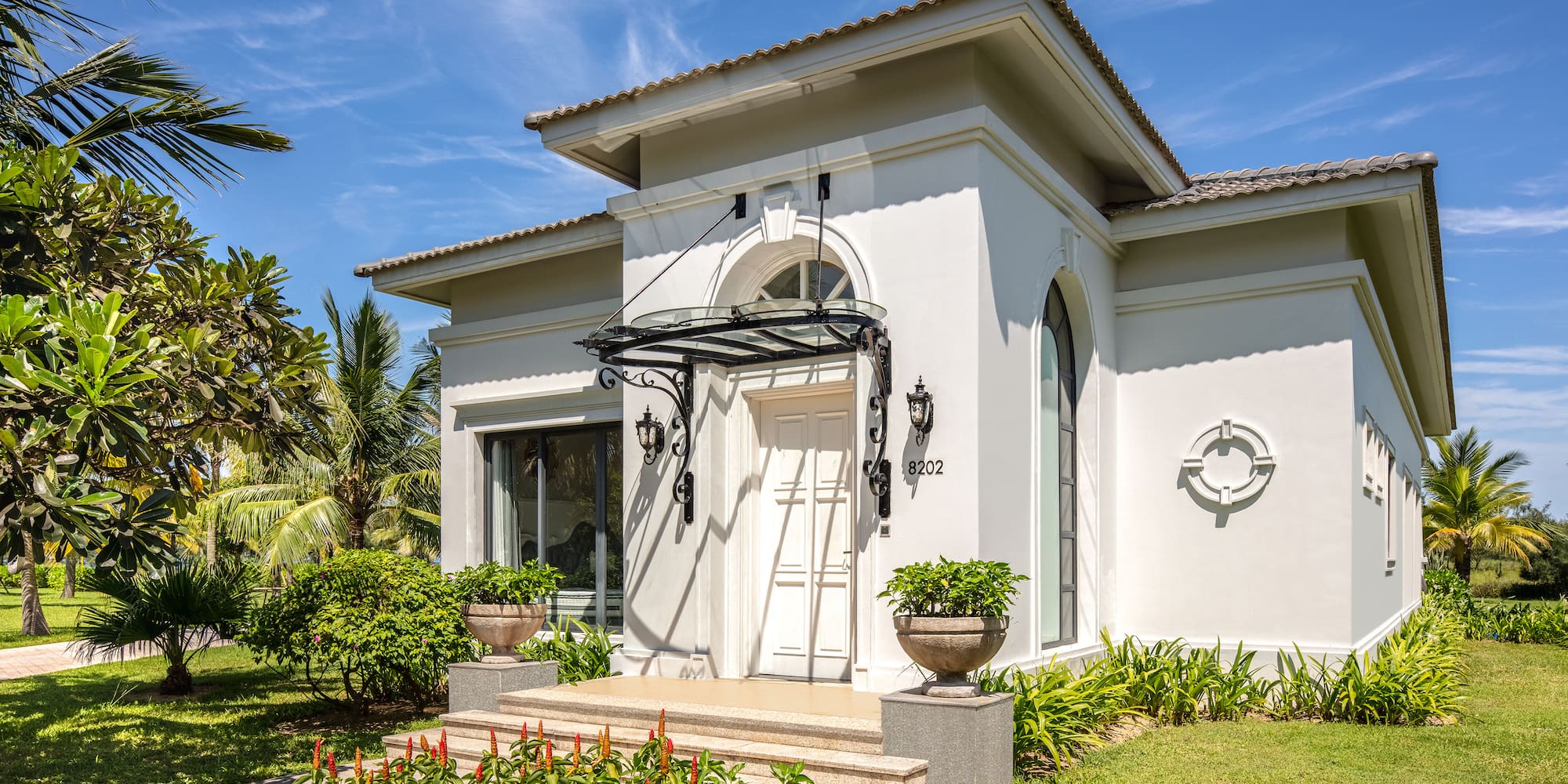 a white house with a garden with Taft Museum of Art in the background
