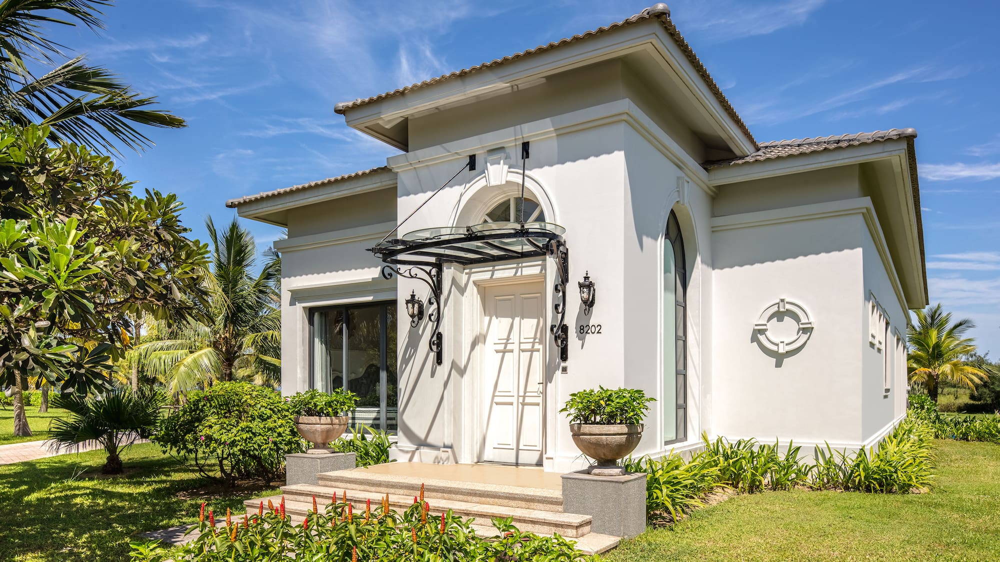 a white house with a garden with Taft Museum of Art in the background