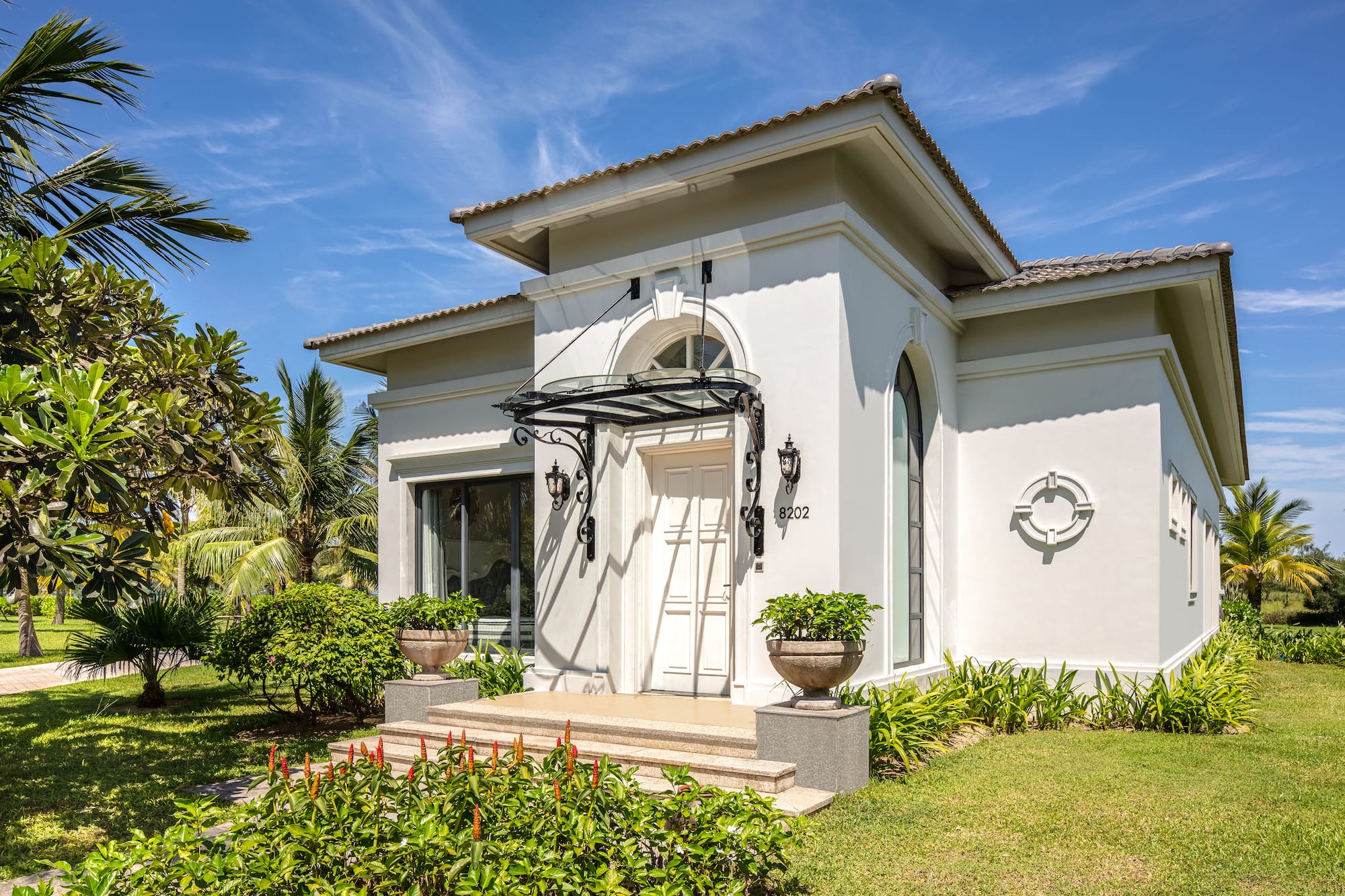 a white house with a garden with Taft Museum of Art in the background