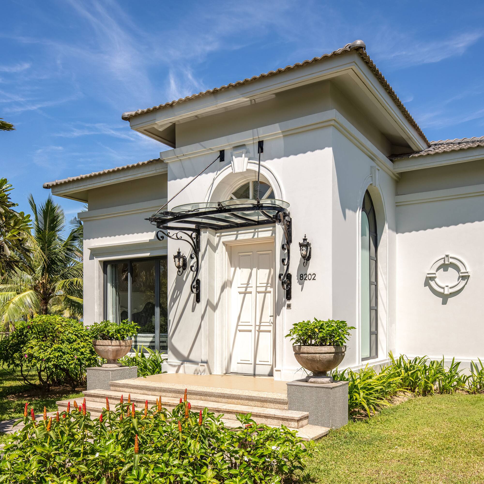 a white house with a garden with Taft Museum of Art in the background