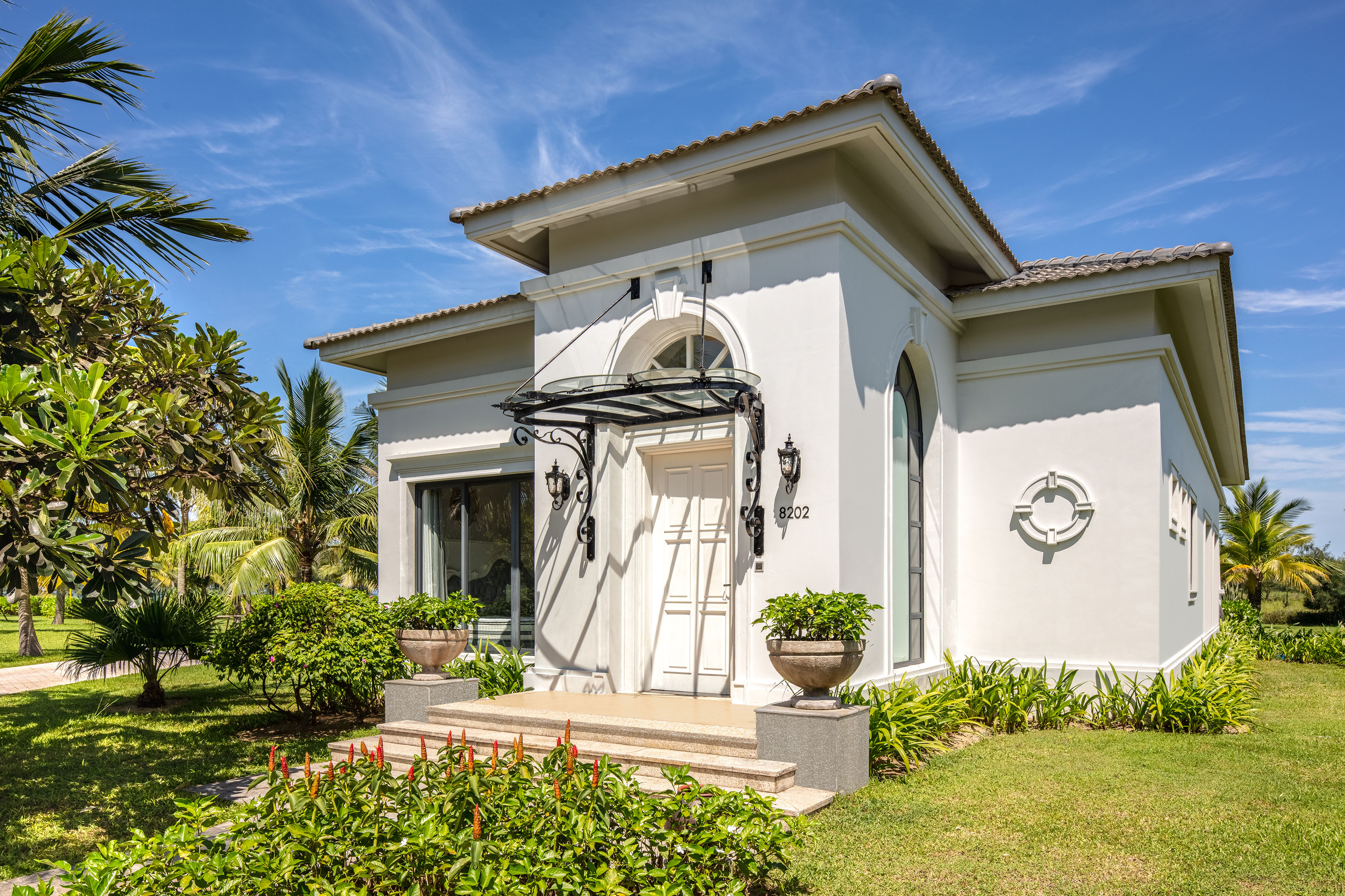a white house with a garden with Taft Museum of Art in the background