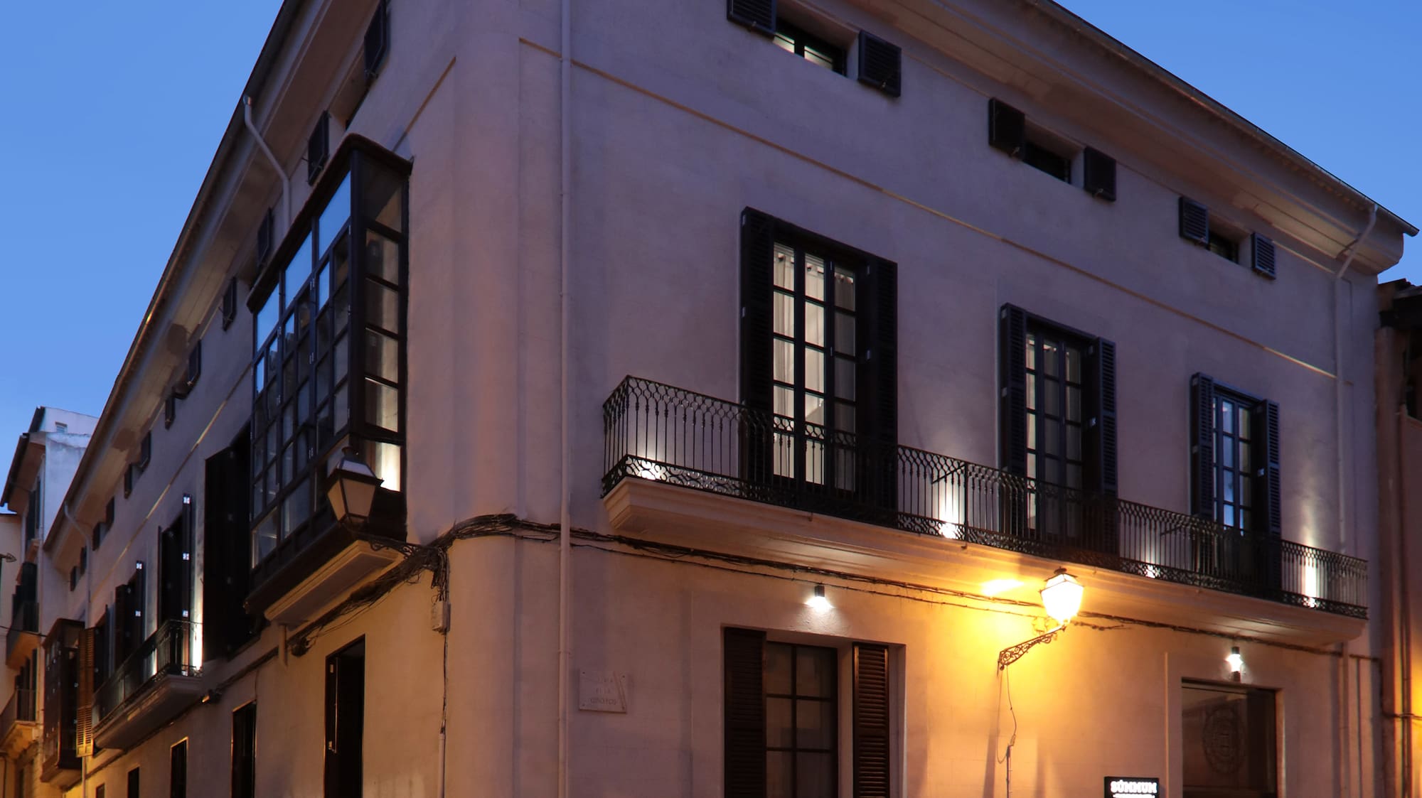 een gebouw met een balkon