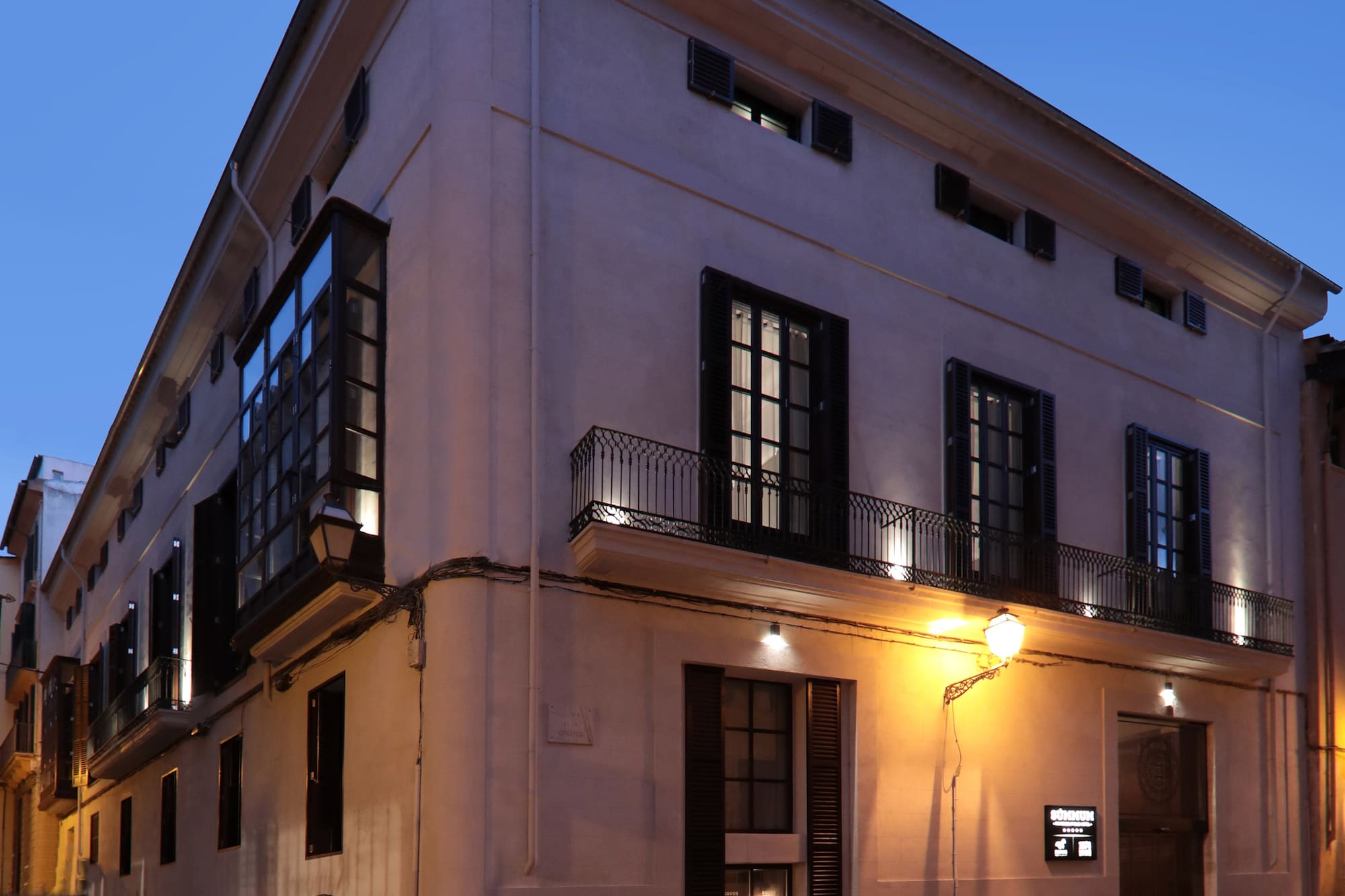 un immeuble avec un balcon