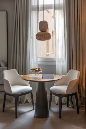 a table with two chairs in front of a window