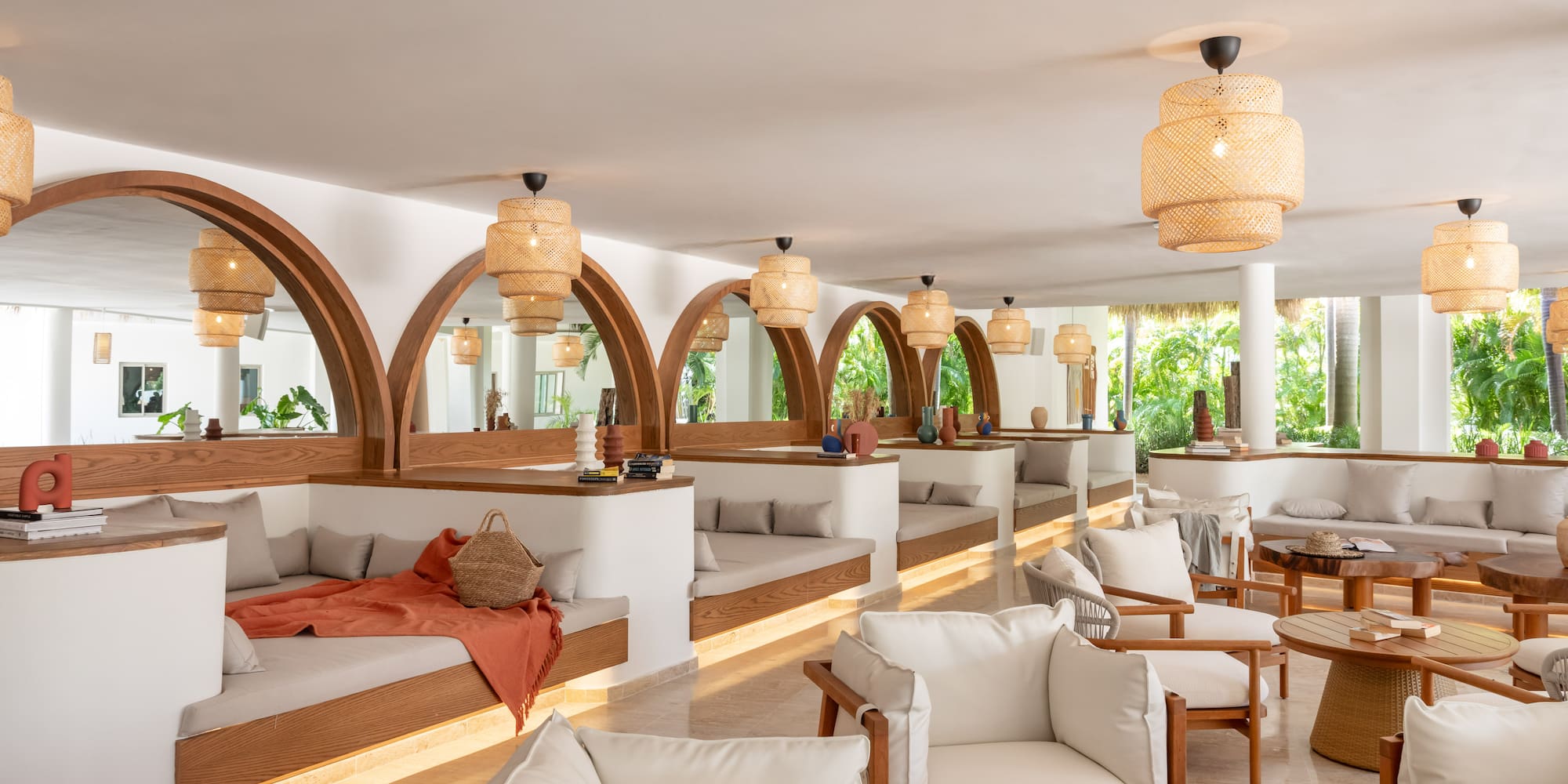 un parque acuático con toboganes y un tobogán acuático