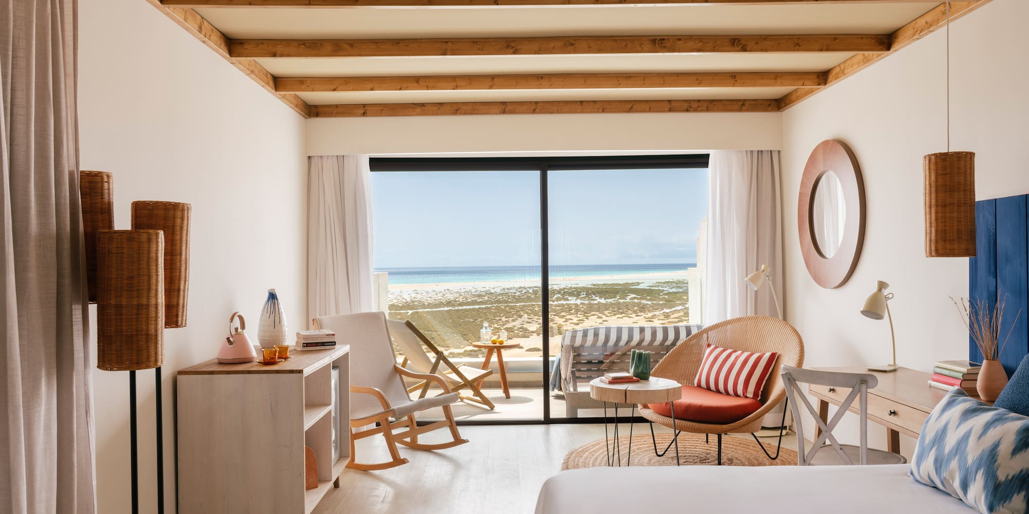 Dormitorio hotel, balcón con vista al mar y playa.