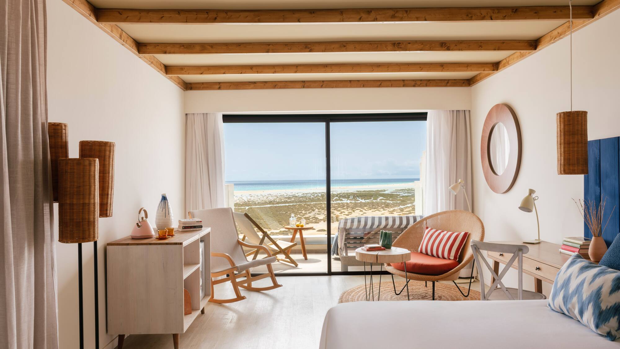 Dormitorio hotel, balcón con vista al mar y playa.