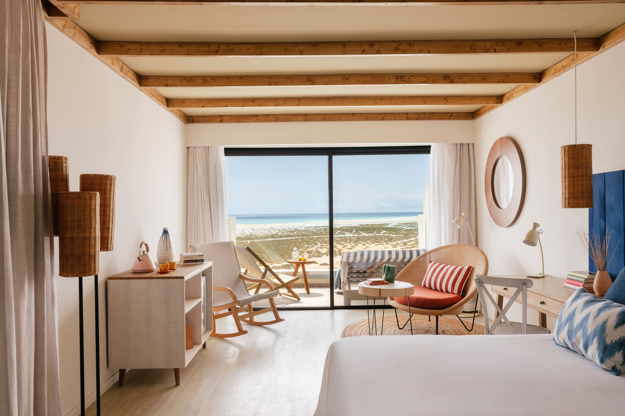 Dormitorio hotel, balcón con vista al mar y playa.