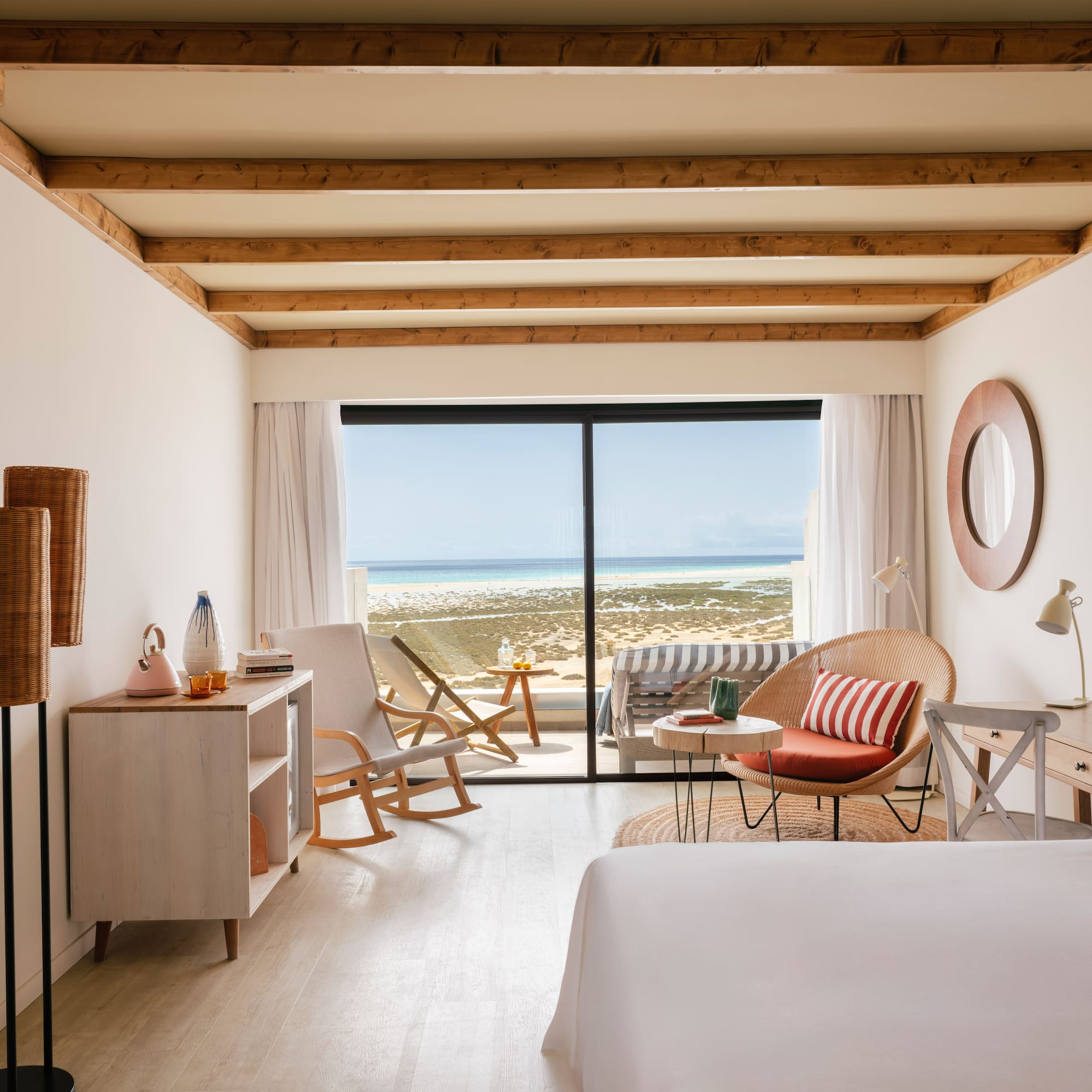 Dormitorio hotel, balcón con vista al mar y playa.