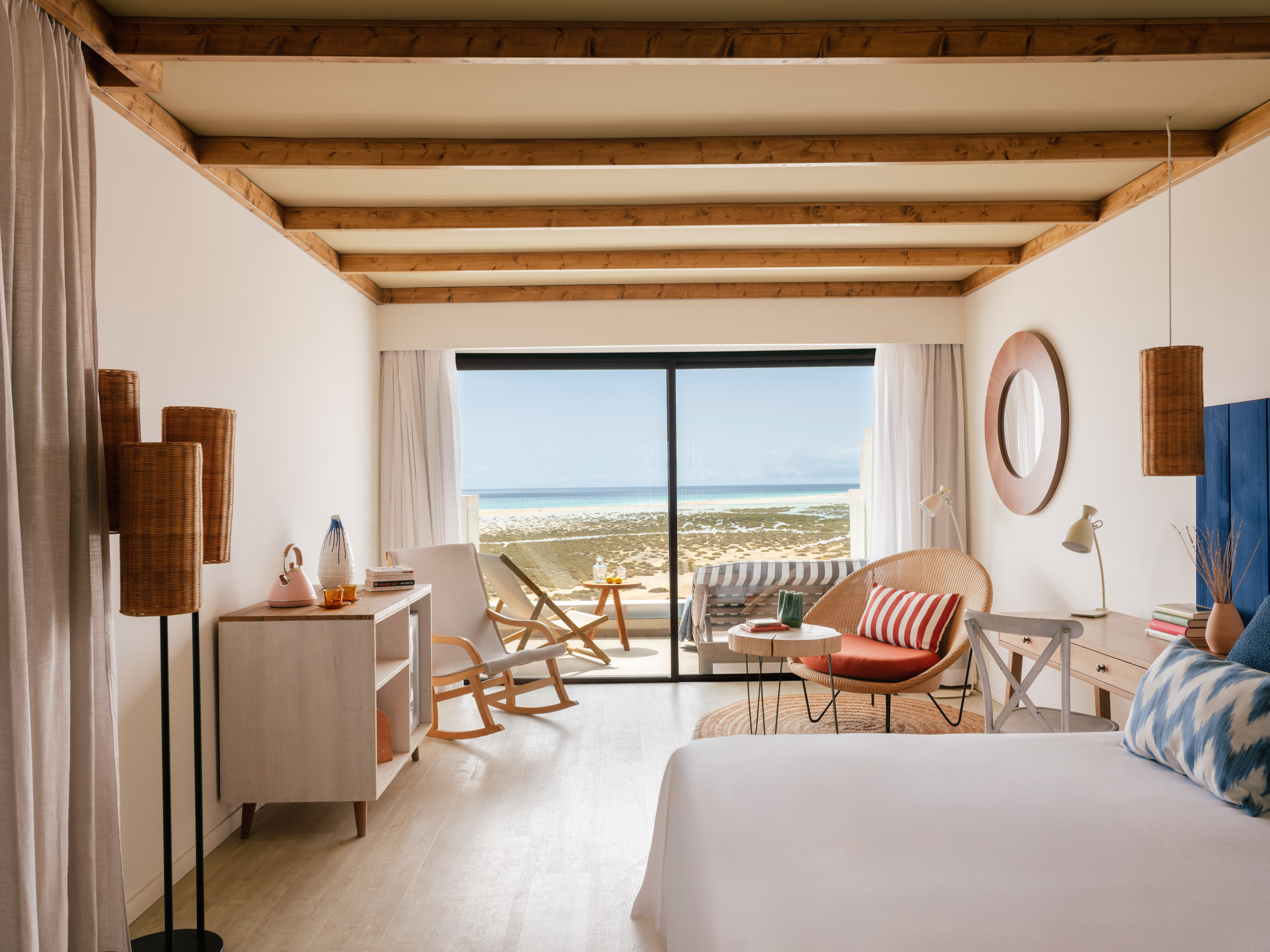 Dormitorio hotel, balcón con vista al mar y playa.