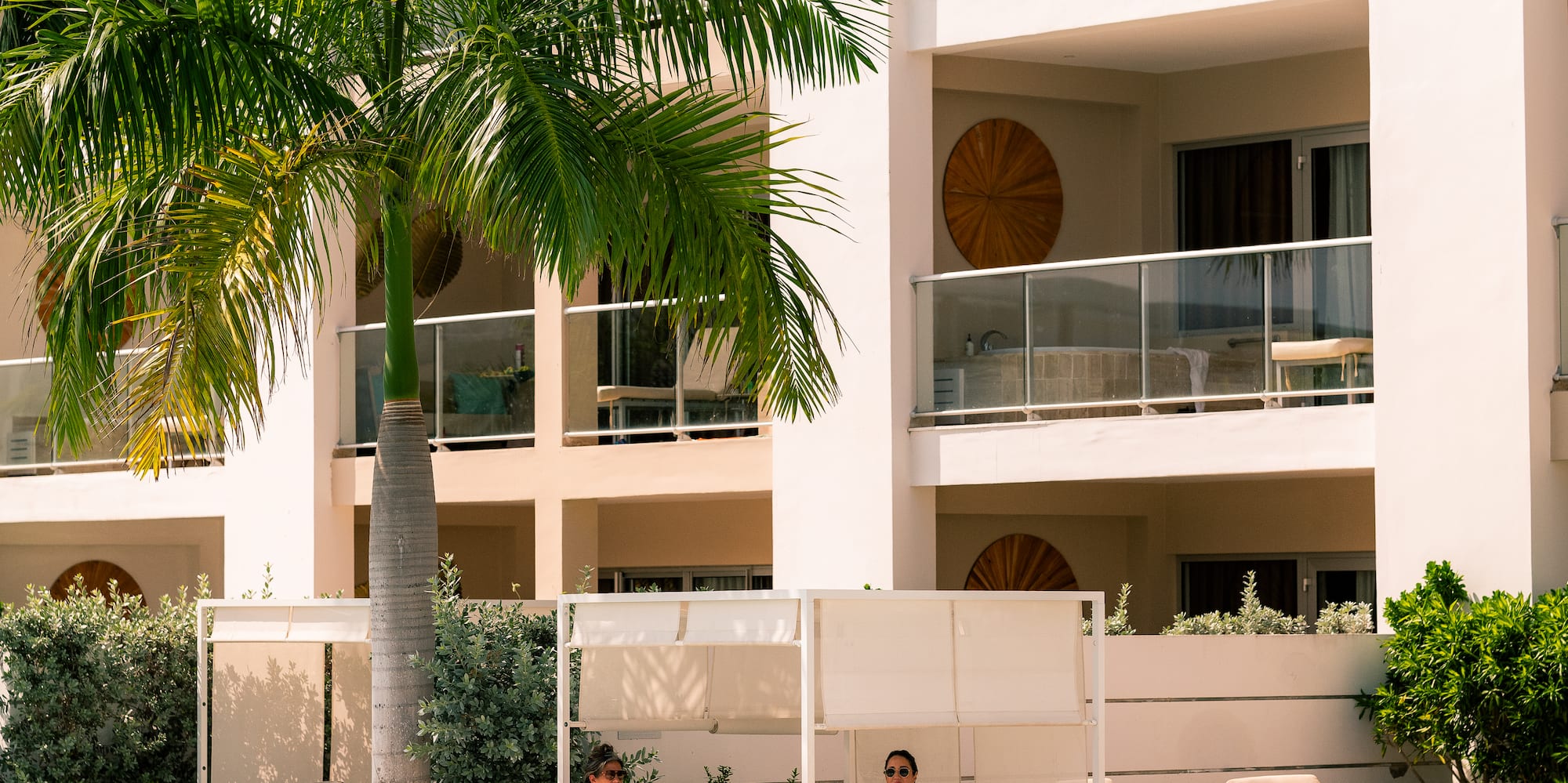 een groep mensen zittend op een zwembad