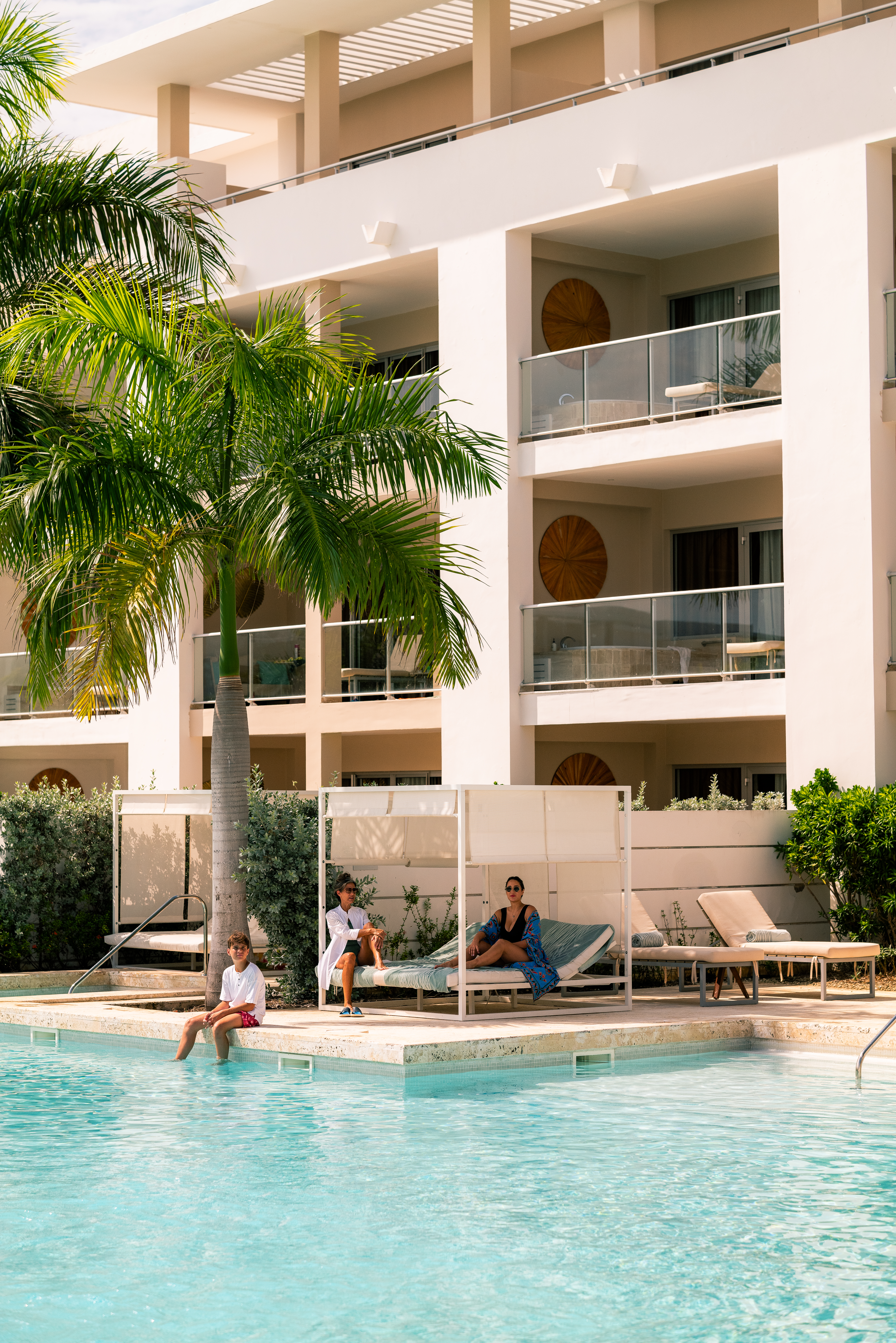 een groep mensen zittend op een zwembad