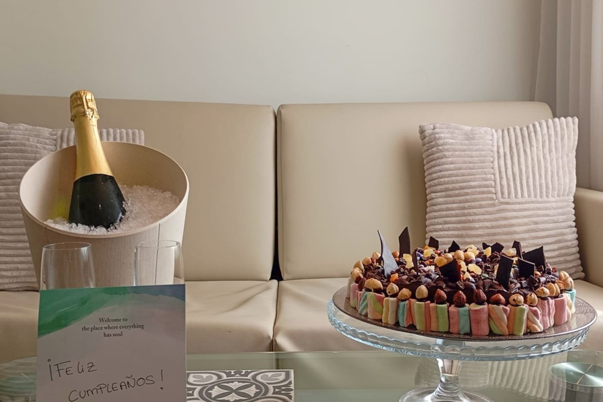 Champán, pastel de cumpleaños Meliá y tarjeta de bienvenida "Feliz Cumpleaños".
