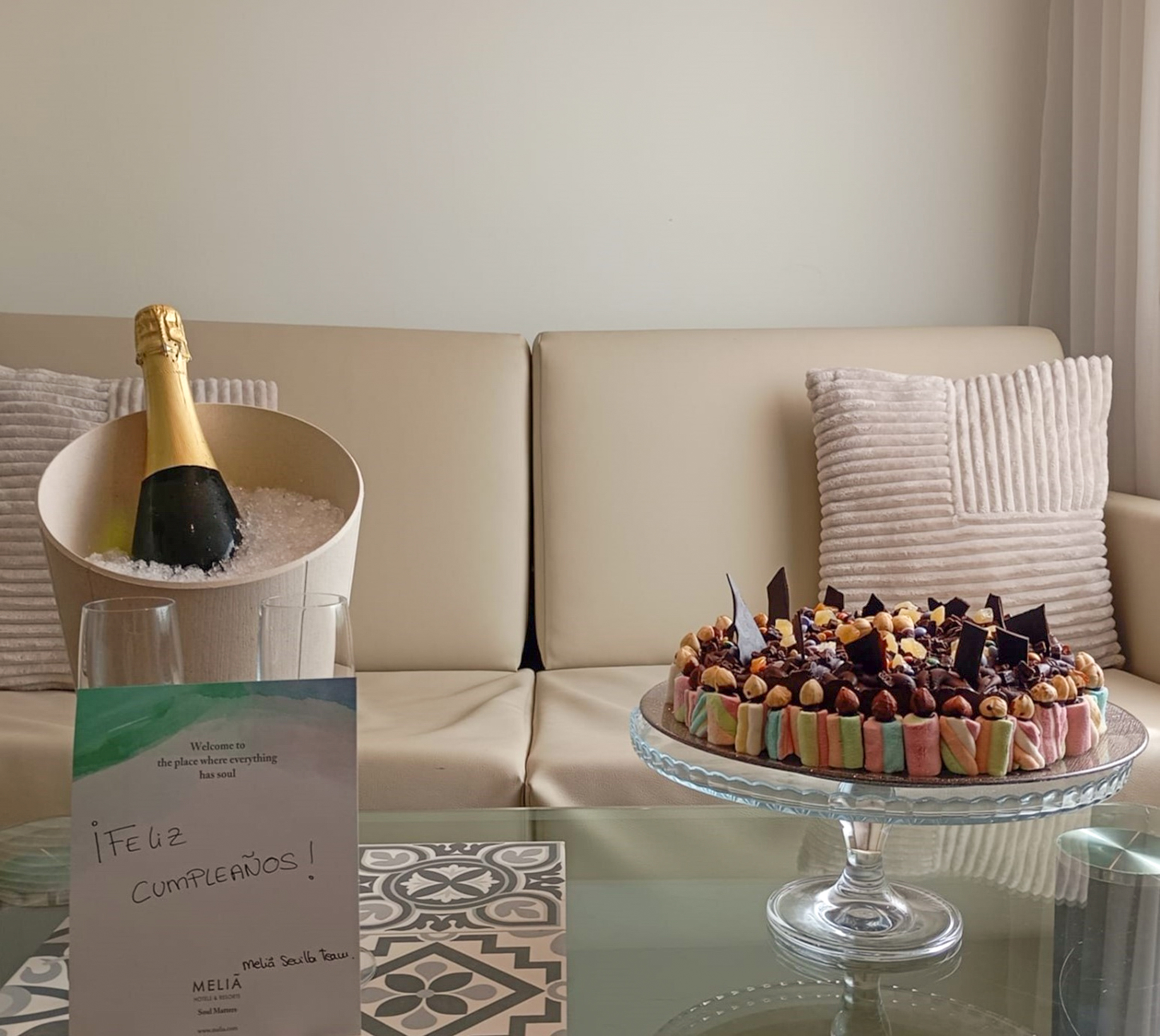 Champán, pastel de cumpleaños Meliá y tarjeta de bienvenida "Feliz Cumpleaños".