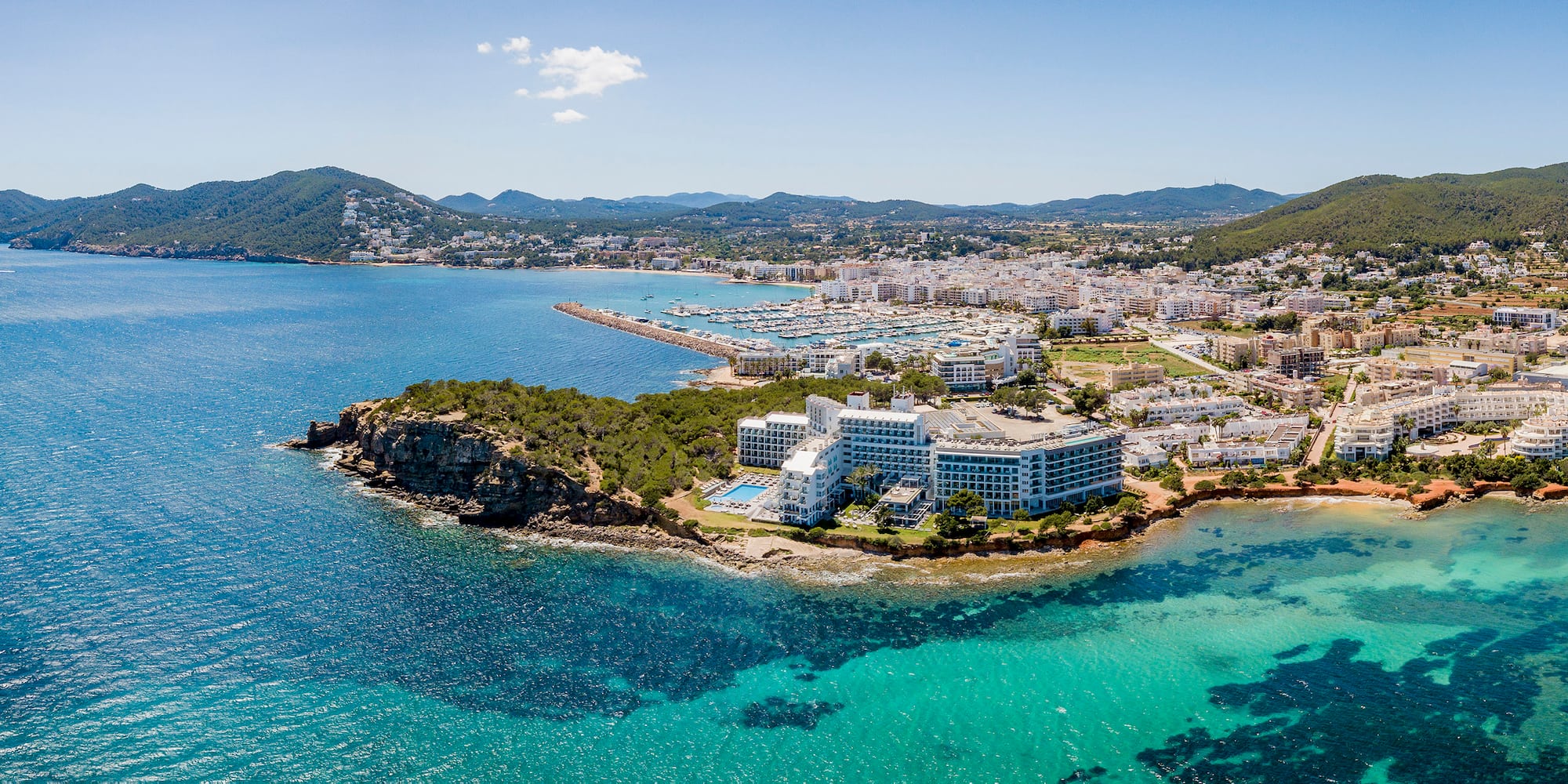 une grande île avec des bâtiments et un plan d'eau