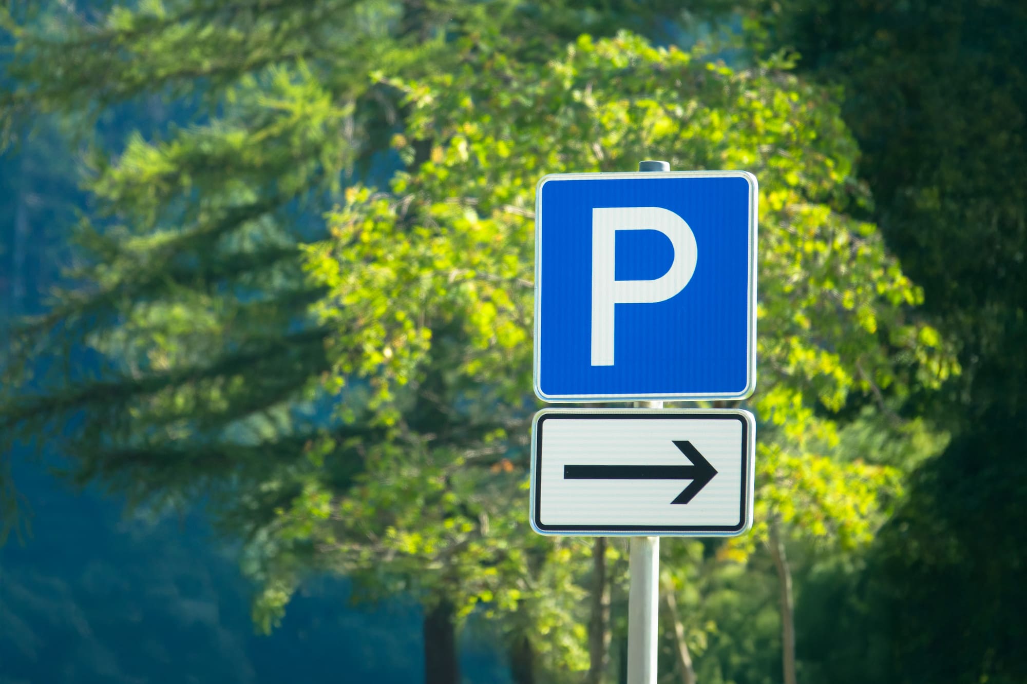 a blue and white sign with a white arrow pointing to the left