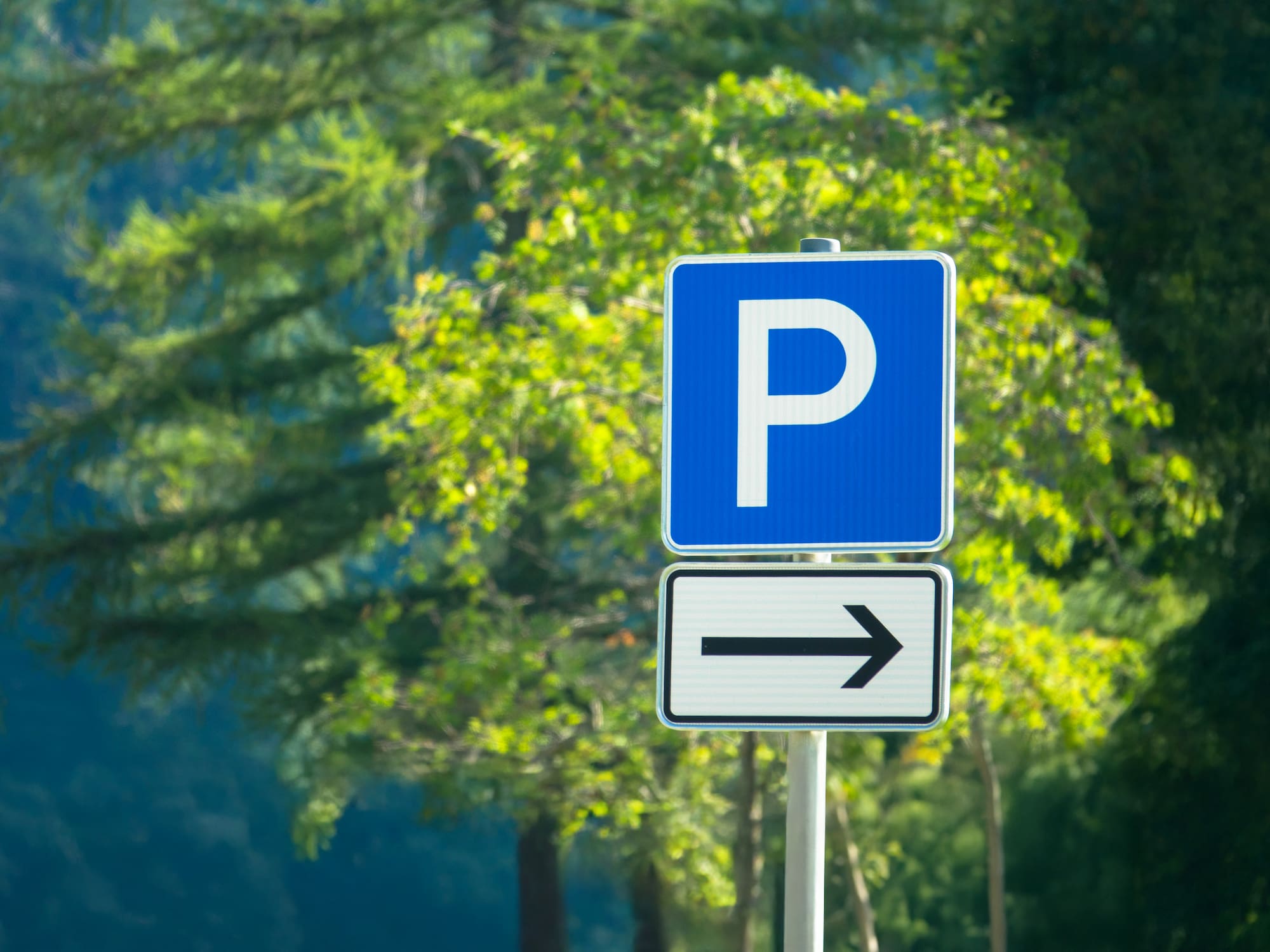 a blue and white sign with a white arrow pointing to the left