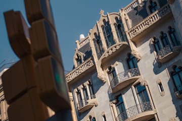 a traffic light next to a building