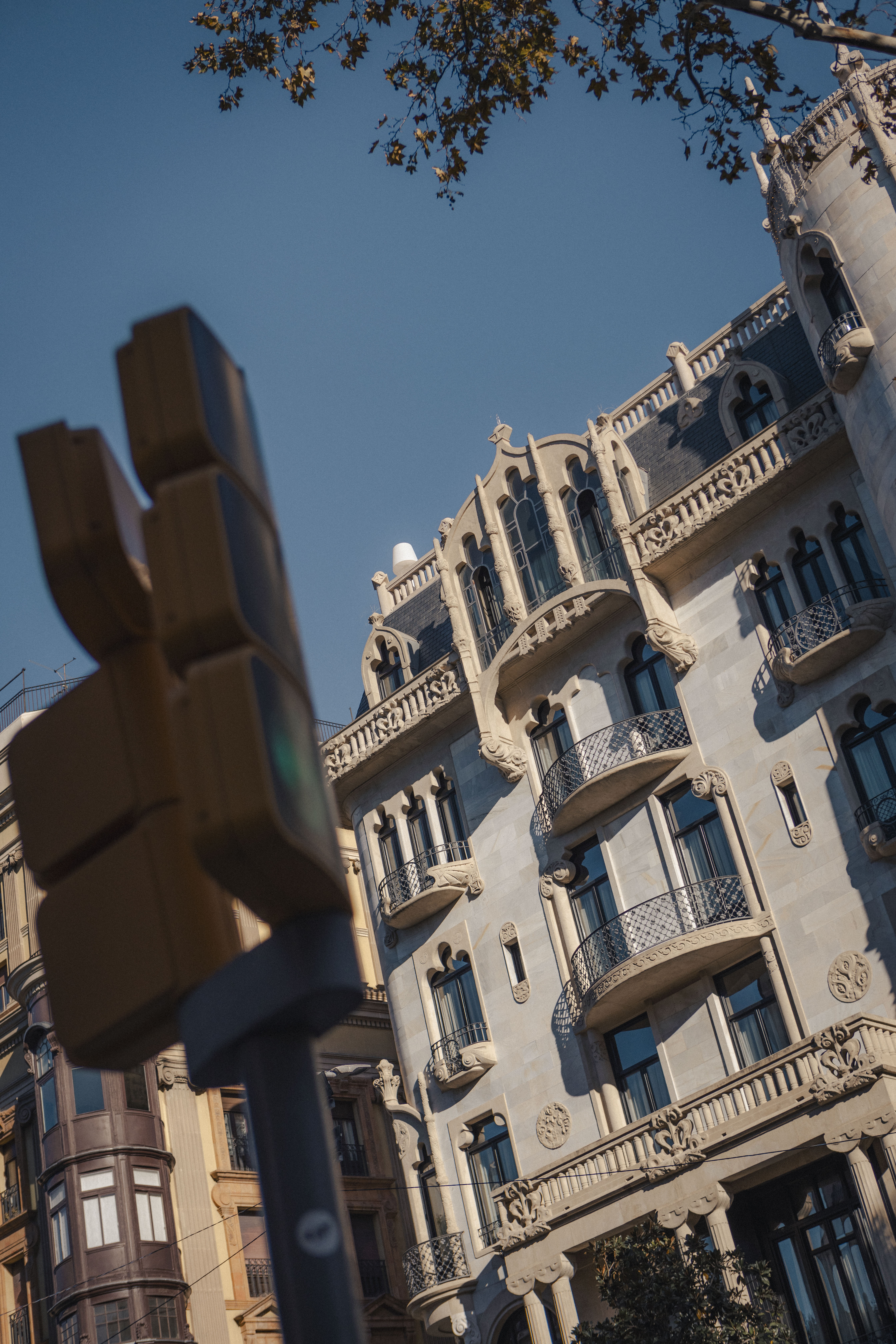 a traffic light next to a building