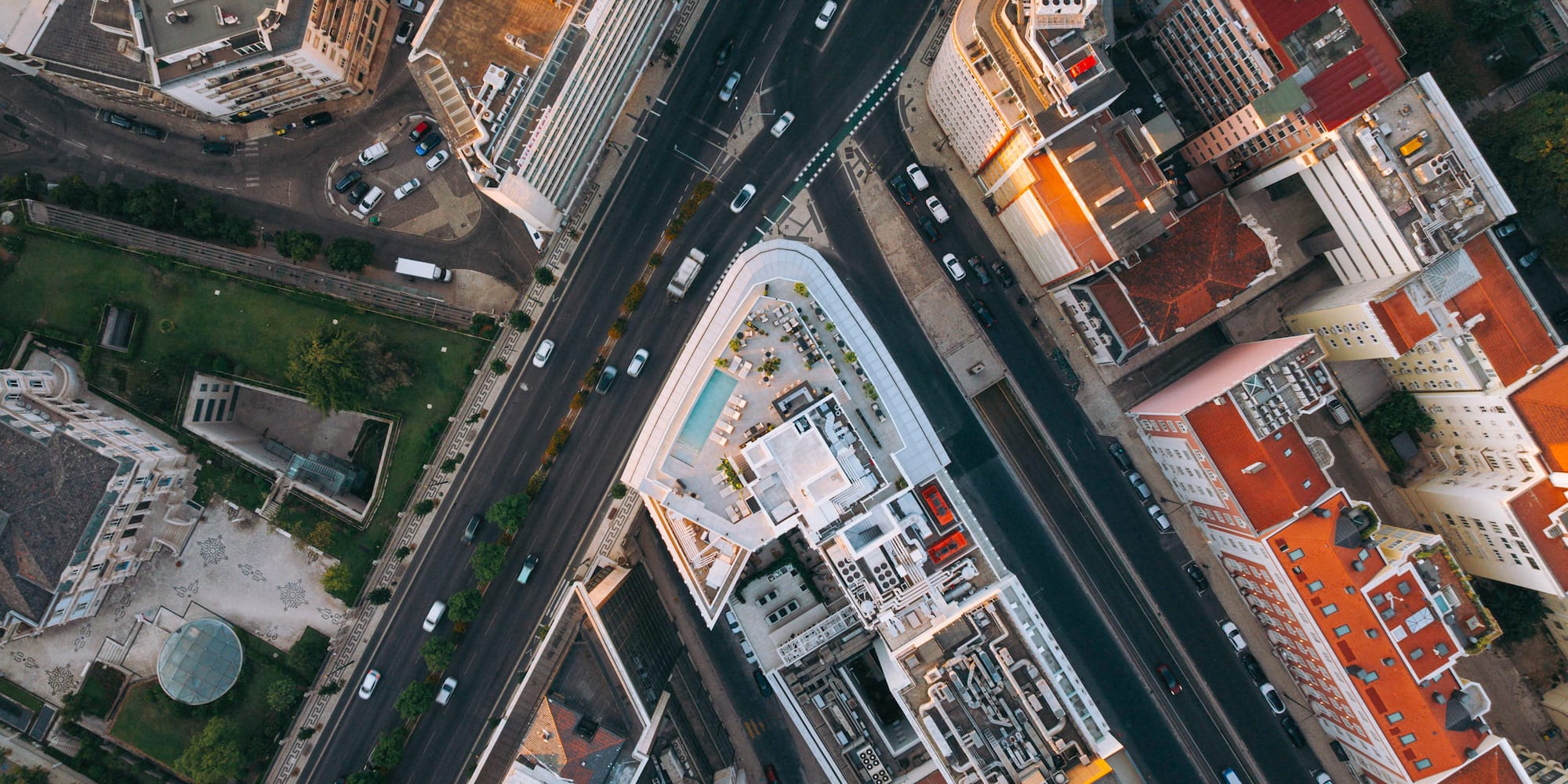 een slaapkamer met een bed en een ronde tafel