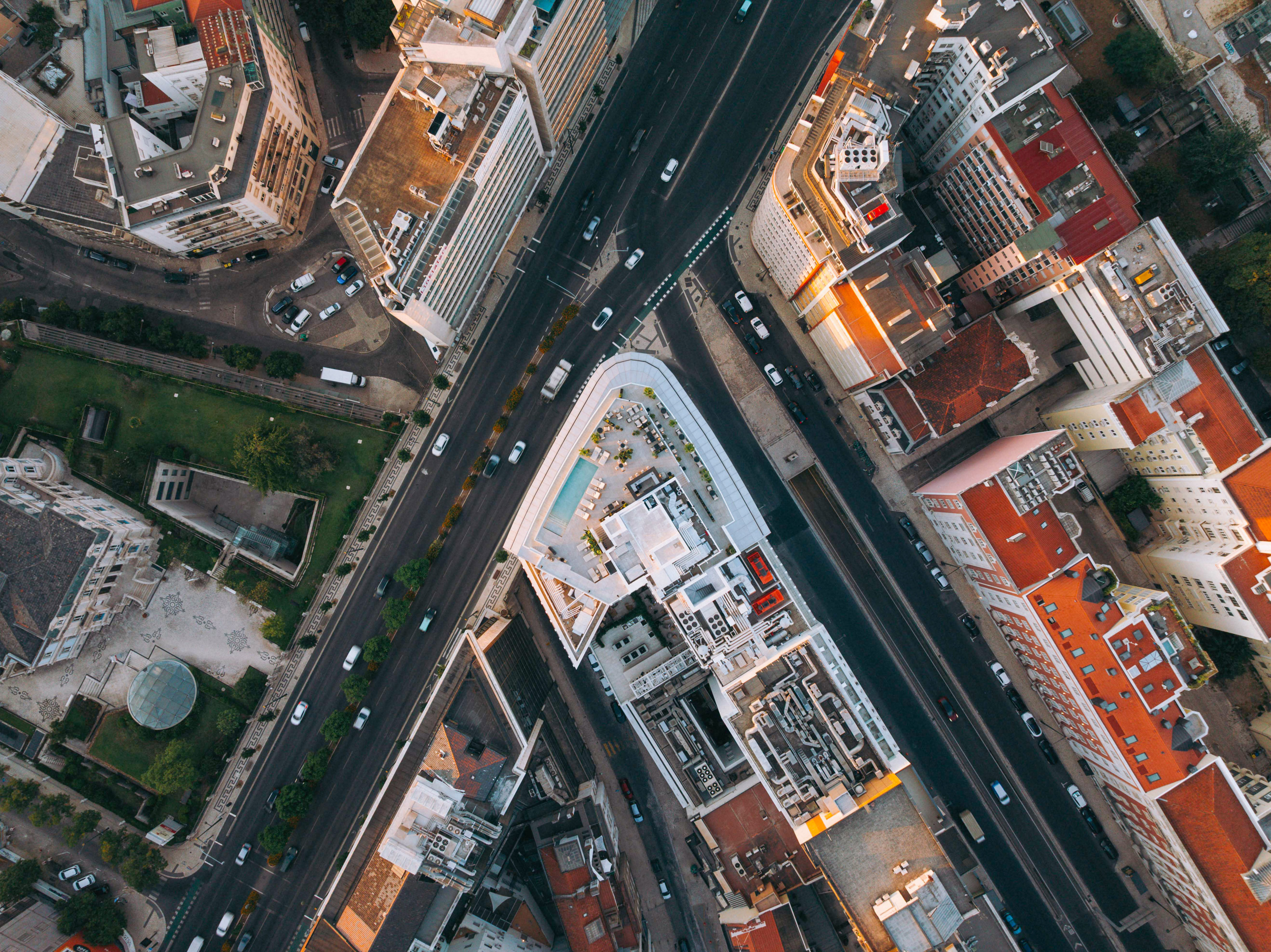 een slaapkamer met een bed en een ronde tafel