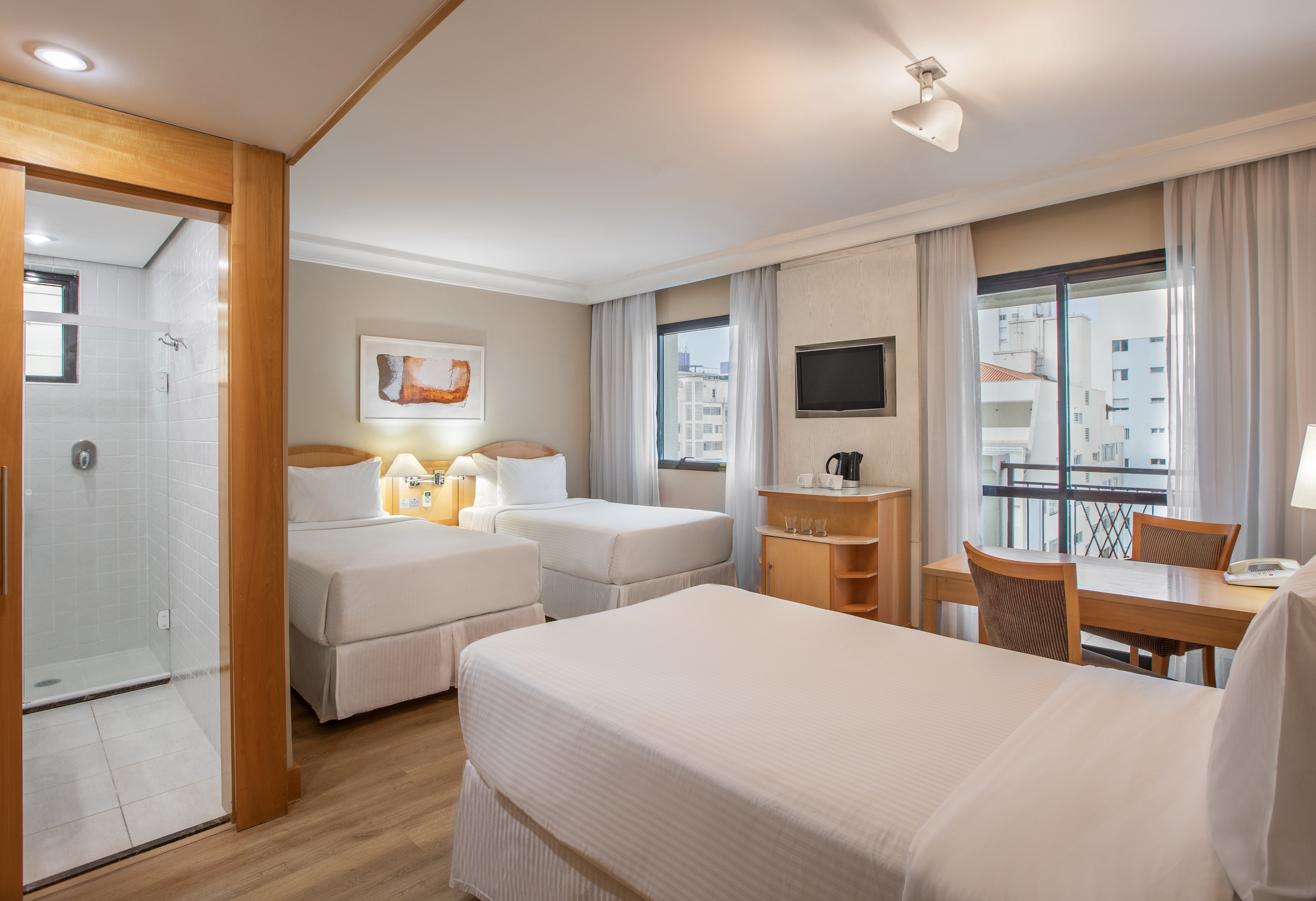 Hotel triple room with three single beds, city view, desk, and open shower. - The INNSiDE Triple Twin - INNSiDE São Paulo Higienópolis, Sao Paulo