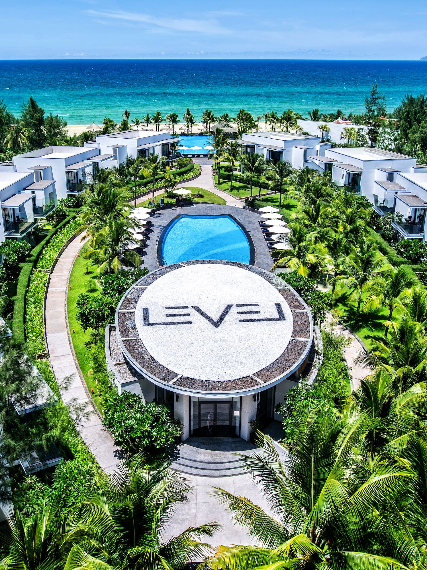 중앙에 수영장이 있는 건물