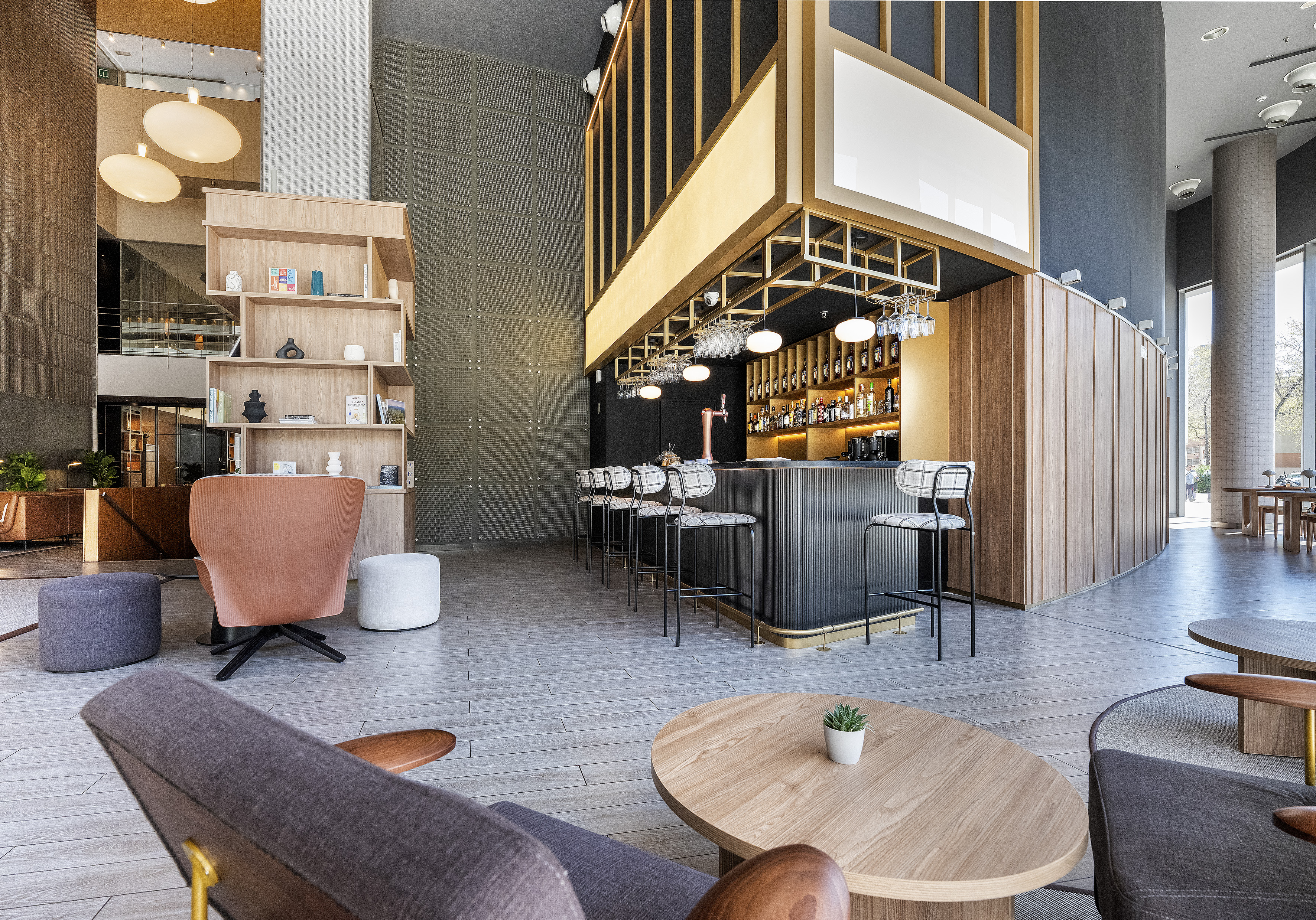 Contemporary hotel lobby and bar area with lounge seating and wooden decor. - Lobby Bar at the Plaza Central, المقبلات - فندق برشلونة كوندال مار(Condal Mar) المنتسب لـ Melia, برشلونة