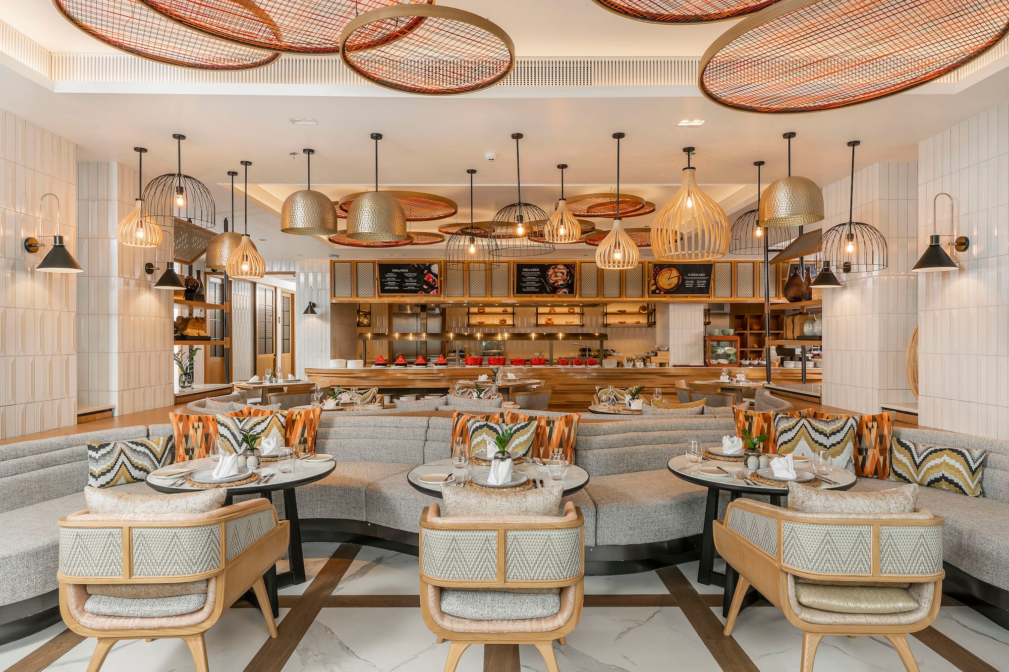 Restaurante moderno con buffet, asientos cómodos y lámparas colgantes elegantes.