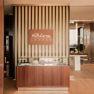 a glass case in front of a store