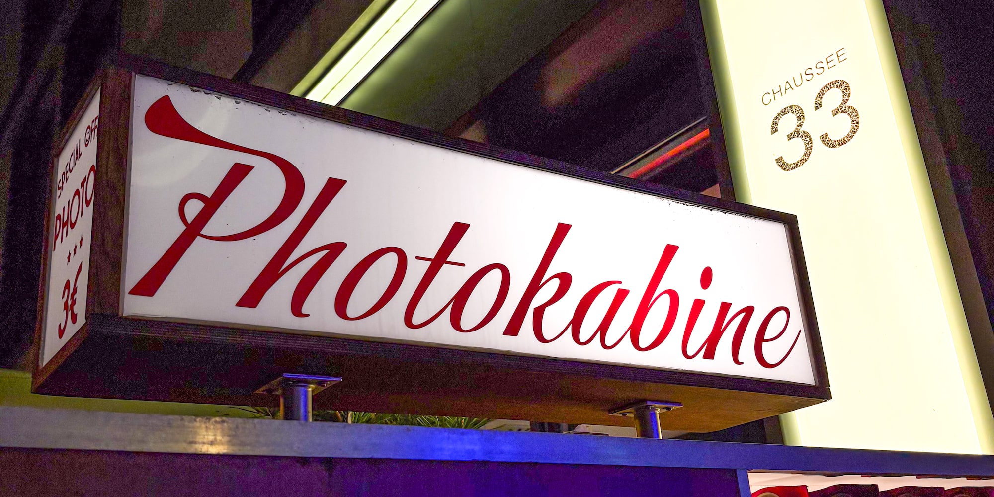Bright 'Photokabine' sign for a photo booth on Chaussee 33.