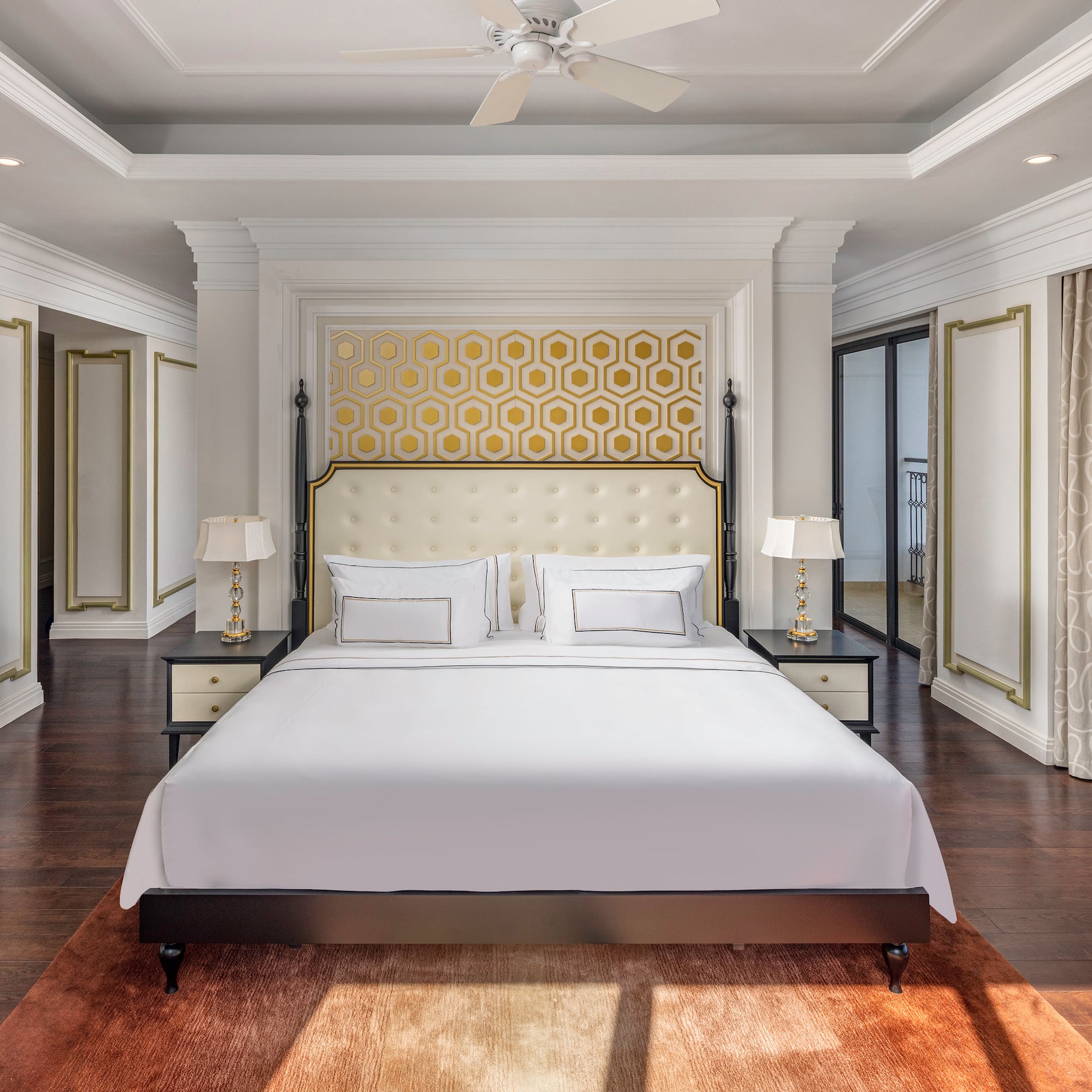 un grand lit dans une chambre