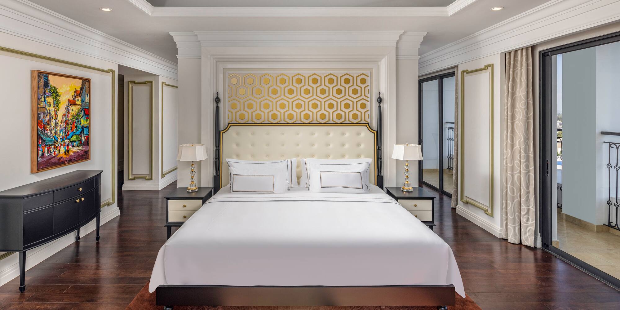 uma cama grande em um quarto