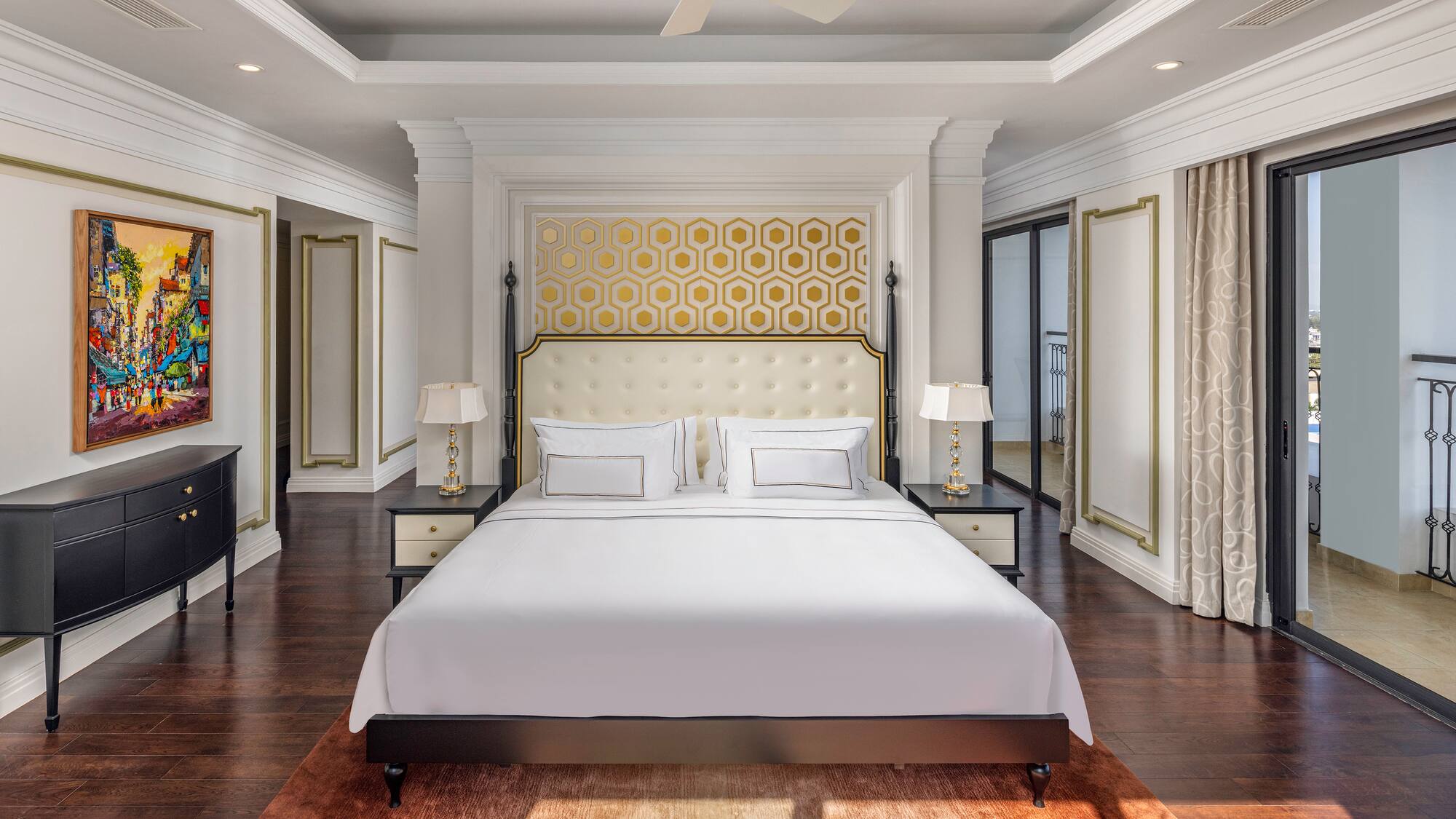 uma cama grande em um quarto