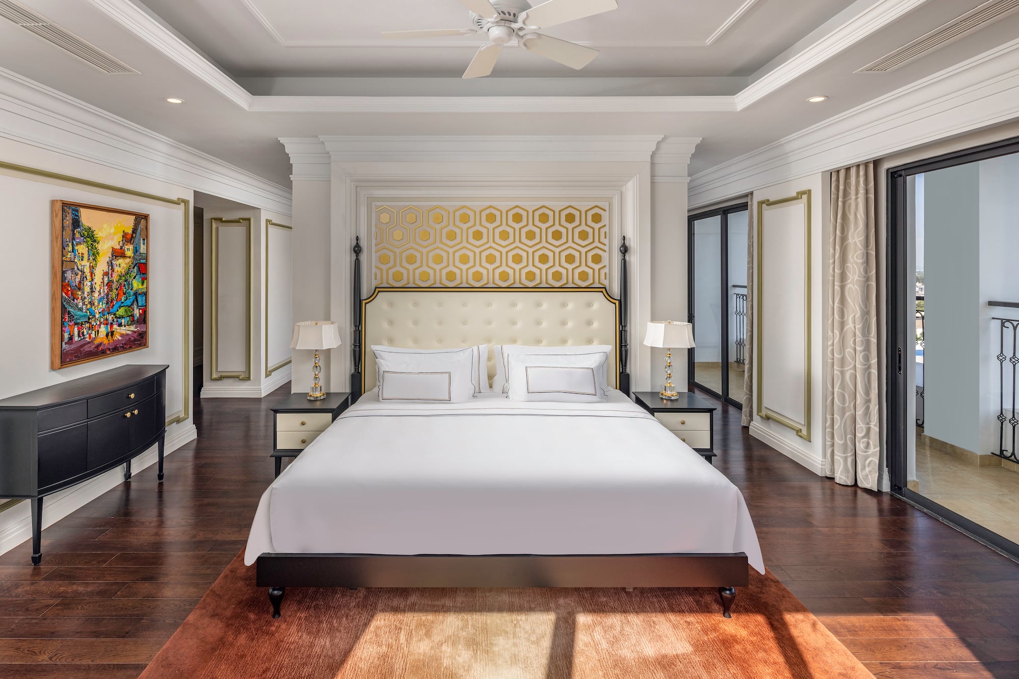 giường lớn trong phòng