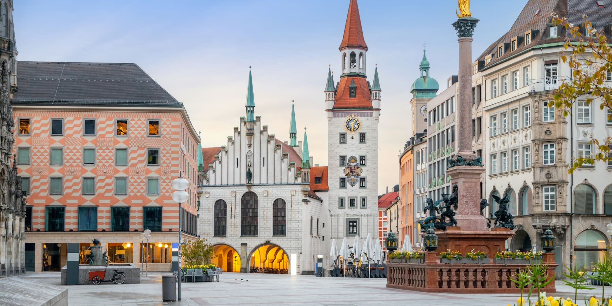Marienplatz Múnich con Altes Rathaus, torre del reloj y columna Mariensäule.